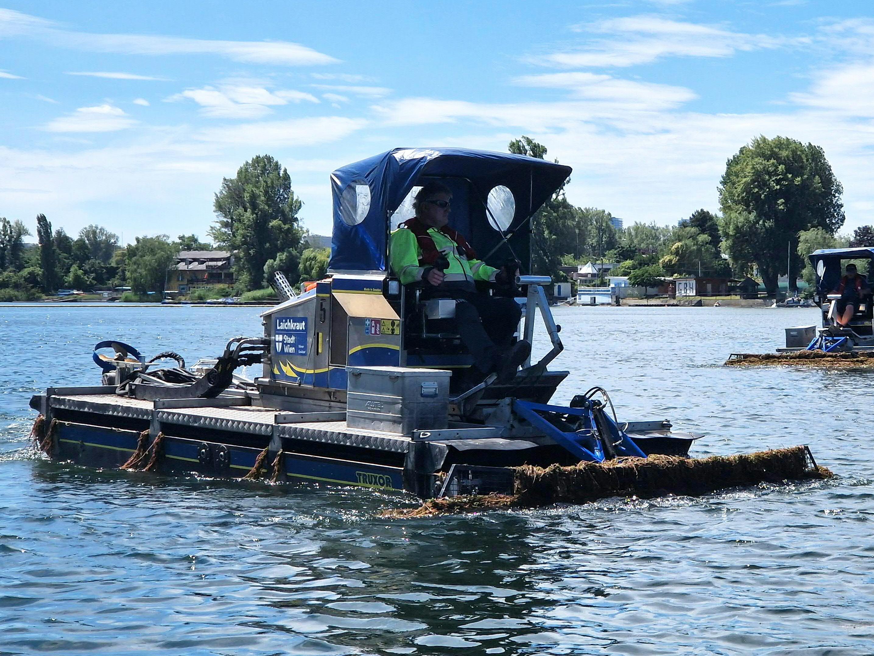 Dei Mähboote der Stadt Wien starteten am Montag in die neue Saison 2023. Dei Mähboote der Stadt Wien starteten am Montag in die neue Saison 2023.
