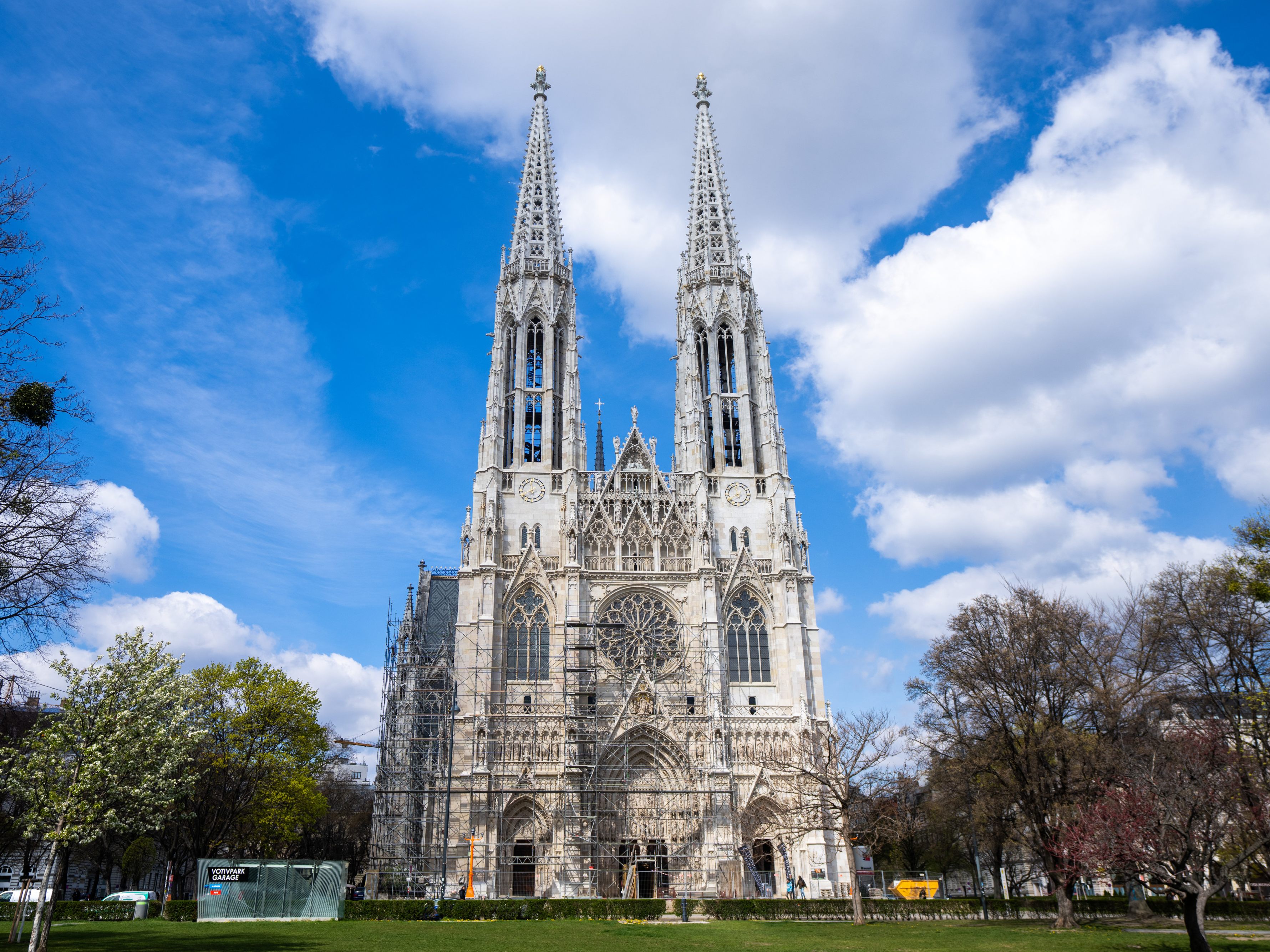 Das Gerüst von der Fassade der Wiener Votivkirche kommt weg. Das Gerüst von der Fassade der Wiener Votivkirche kommt weg.