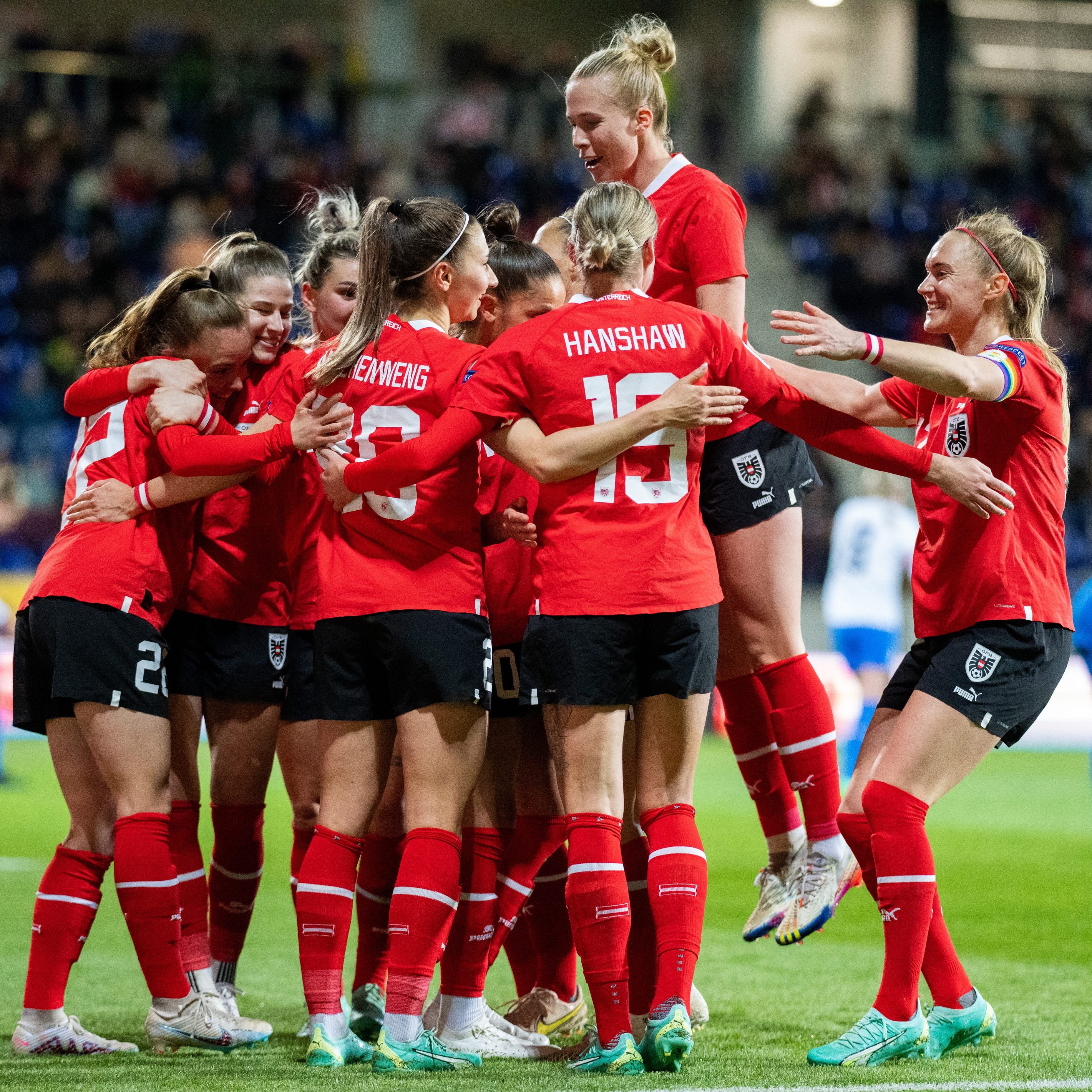 Die ÖFB-Frauen jubeln über einen Sieg gegen Tschechien.