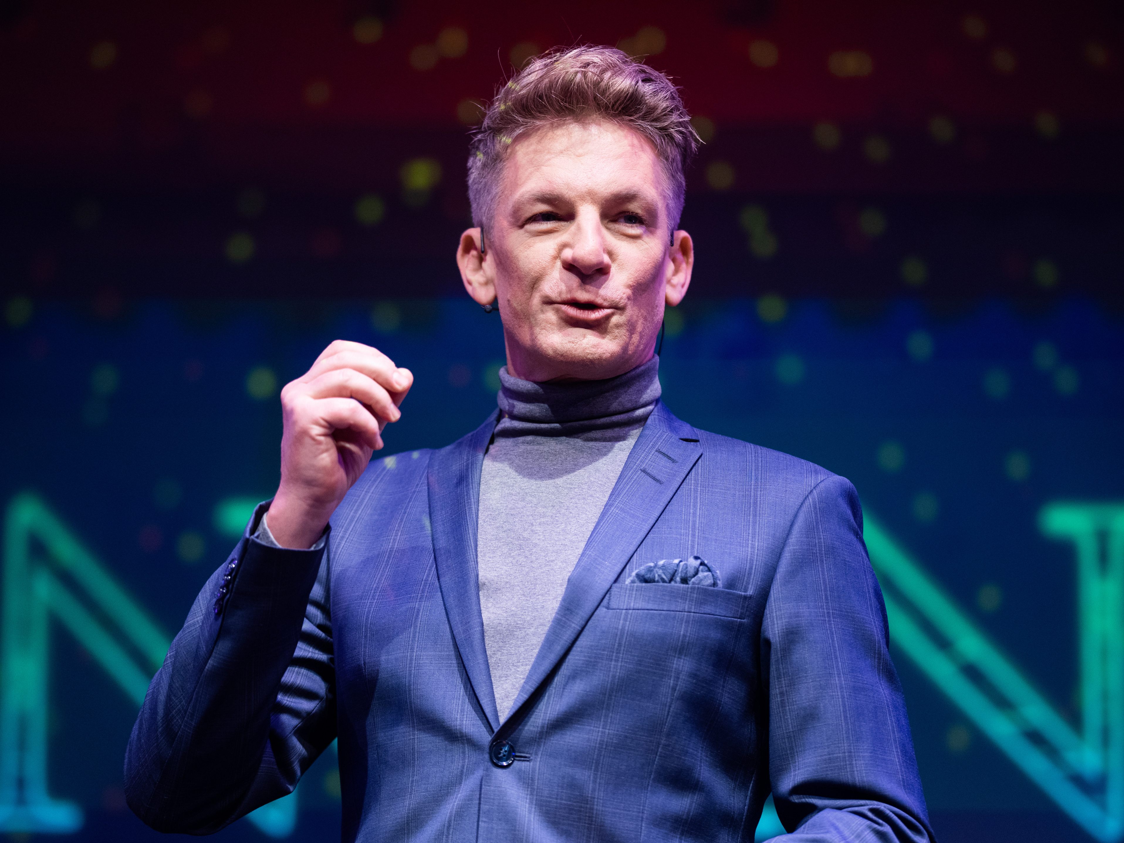 „Wir wollen euch ja das Familienfest zu Ostern nicht versauen, aber allzu locker nehmen dürft ihr’s auch nicht", erklärte Moderator Andi Knoll am Beginn der Show. „Wir wollen euch ja das Familienfest zu Ostern nicht versauen, aber allzu locker nehmen dürft ihr’s auch nicht", erklärte Moderator Andi Knoll am Beginn der Show.