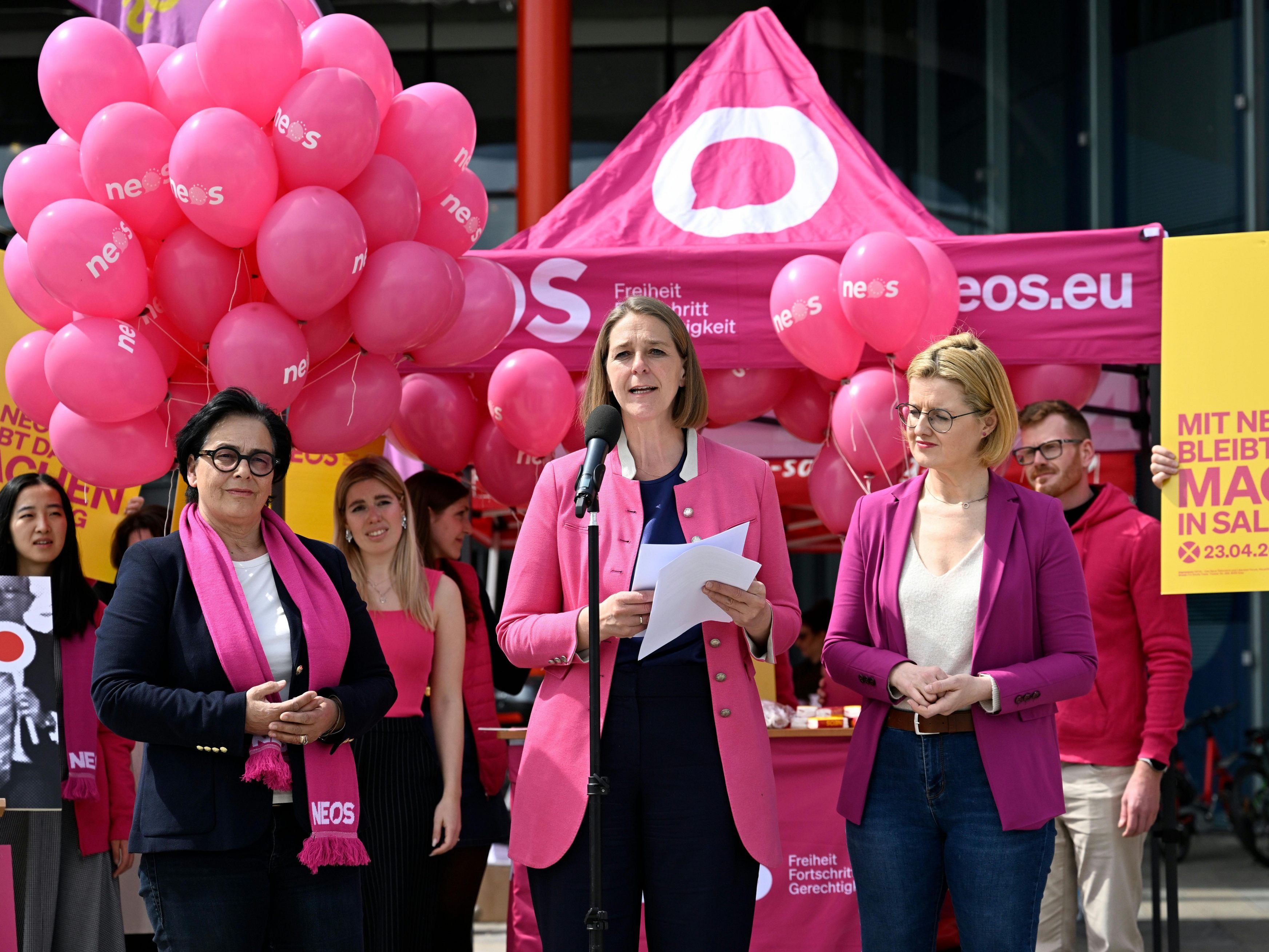 Bei ihrem Wahlkampfabschluss warnten die NEOS Salzburg nochmals vor einer "FPÖVP"-Koaliton. Bei ihrem Wahlkampfabschluss warnten die NEOS Salzburg nochmals vor einer "FPÖVP"-Koaliton.