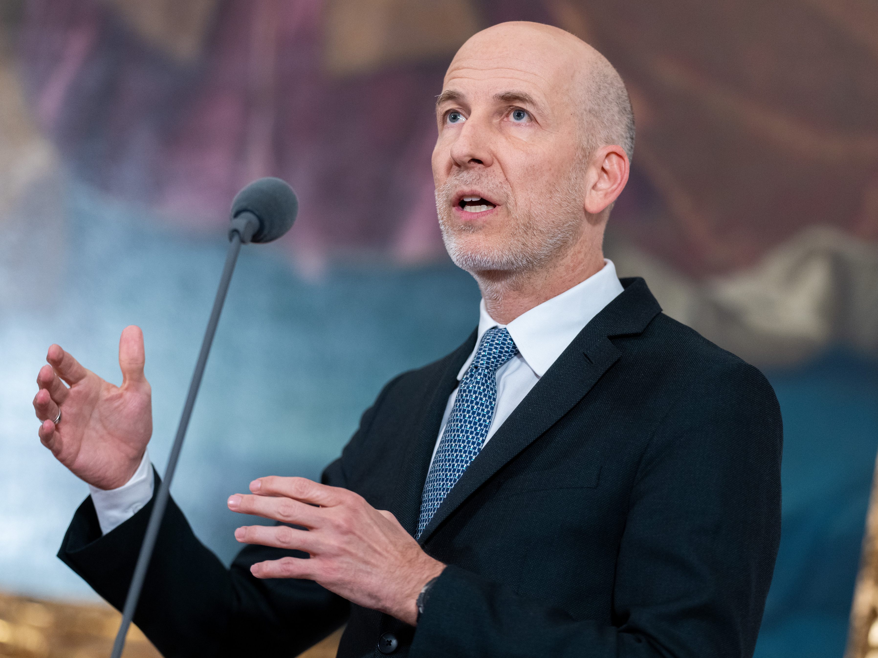 Martin Kocher setzt sich für eine neue Grenze bei der Steuerfreiheit von Überstunden ein.