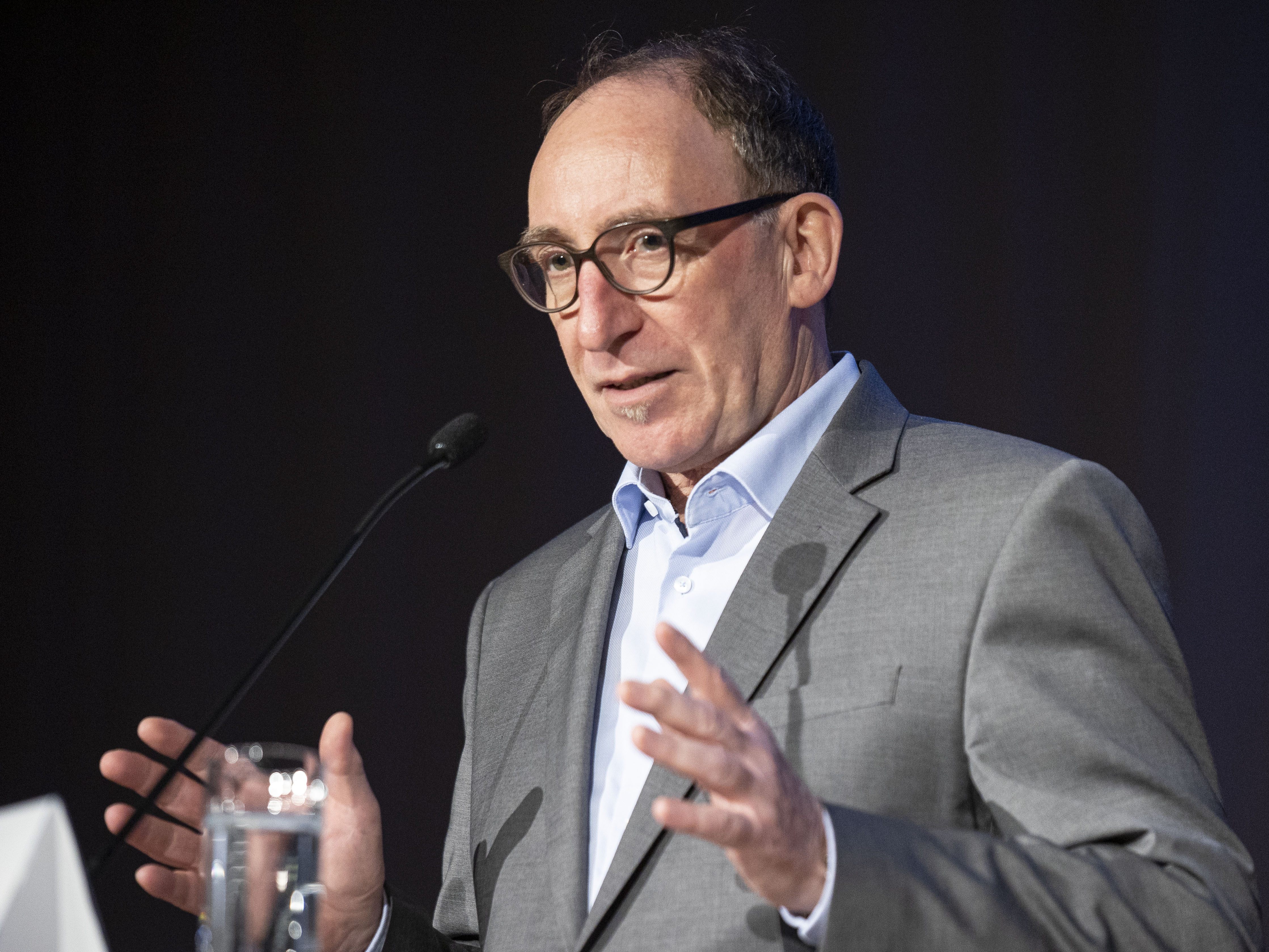 Rauch kündigt Gespräche zur gratis HIV-PrEP an.