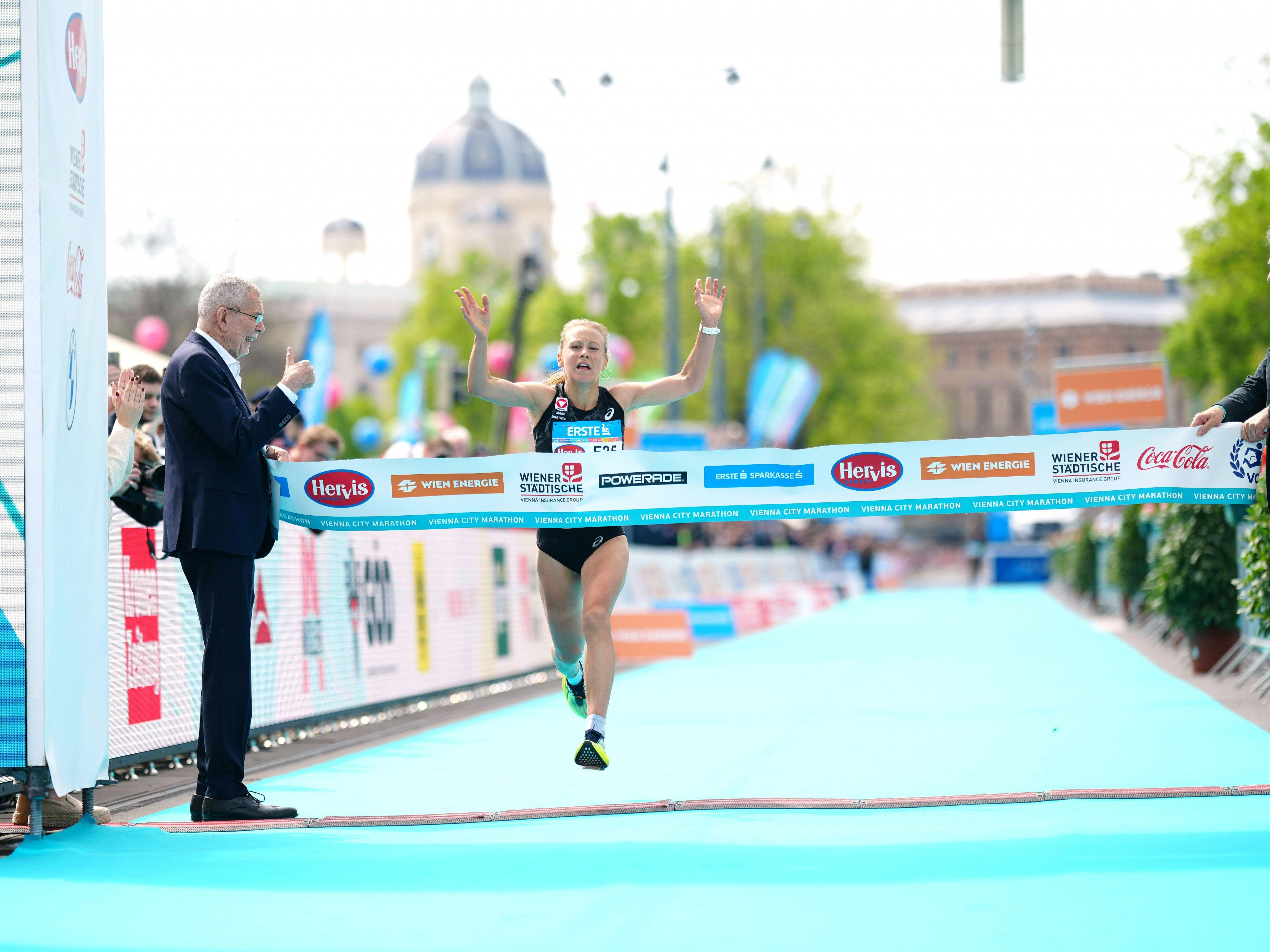 Julia Mayer stellte beim Wien Marathon 2023 einen neuen österreichischen Rekord bei den Frauen auf. Julia Mayer stellte beim Wien Marathon 2023 einen neuen österreichischen Rekord bei den Frauen auf.