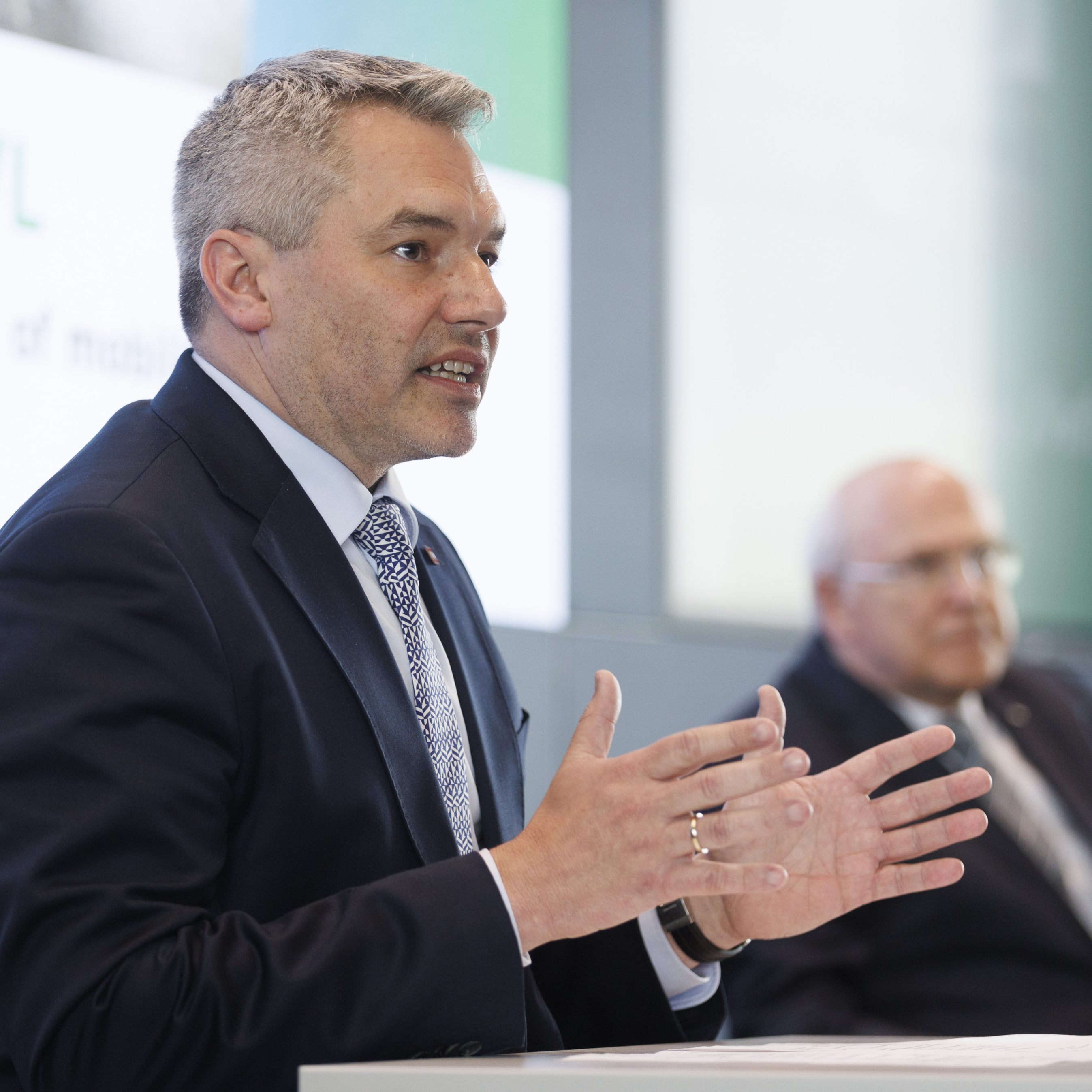 Bundeskanzler Karl Nehammer (ÖVP) besuchte am Freitag das AVL-Werk in Graz.