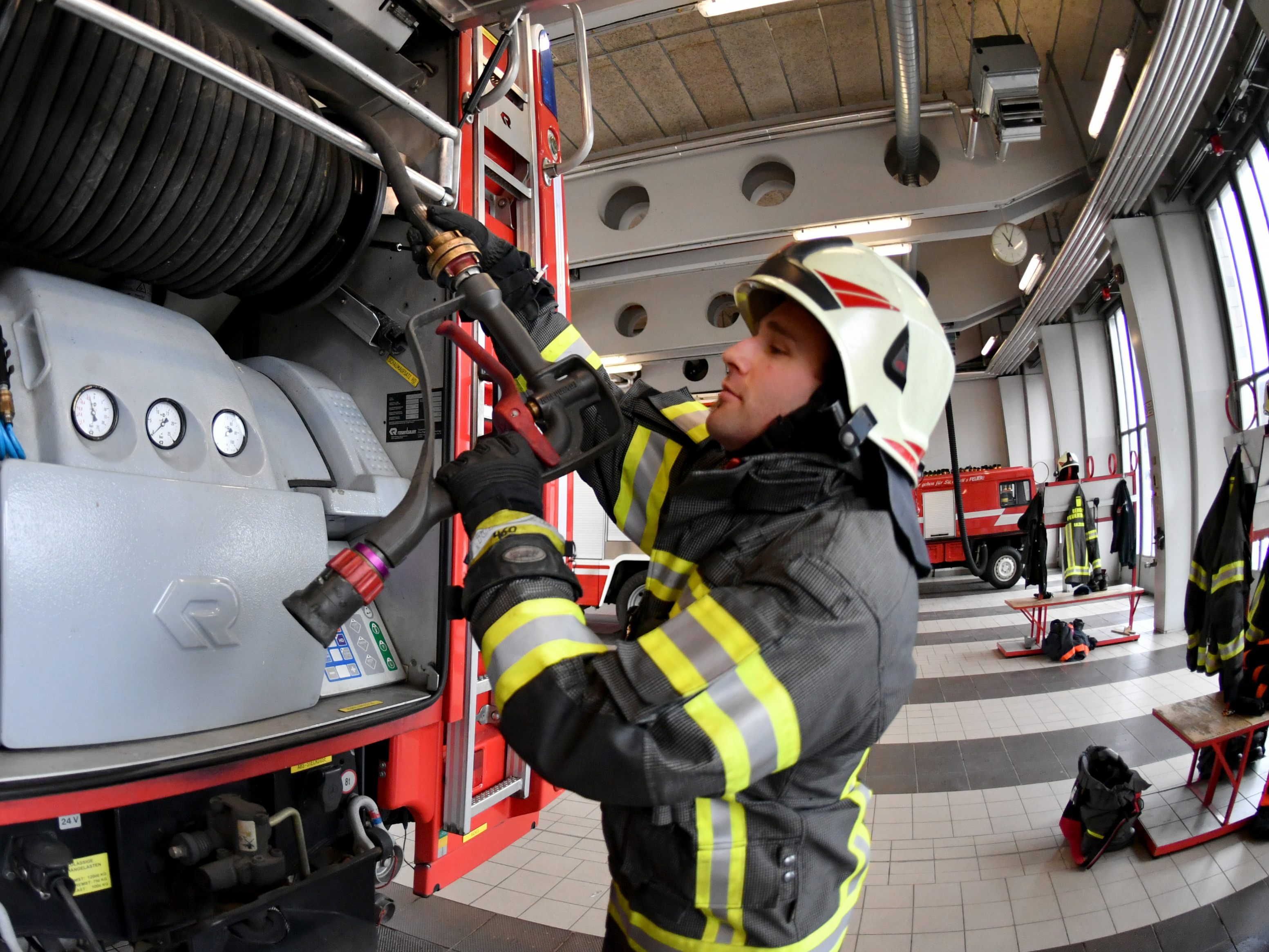 Die Berufsfeuerwehr Wien barg eine 53-Jährige und ihren Hund aus einer brennenden Wohnung in Wien-Floridsdorf. Die Berufsfeuerwehr Wien barg eine 53-Jährige und ihren Hund aus einer brennenden Wohnung in Wien-Floridsdorf.