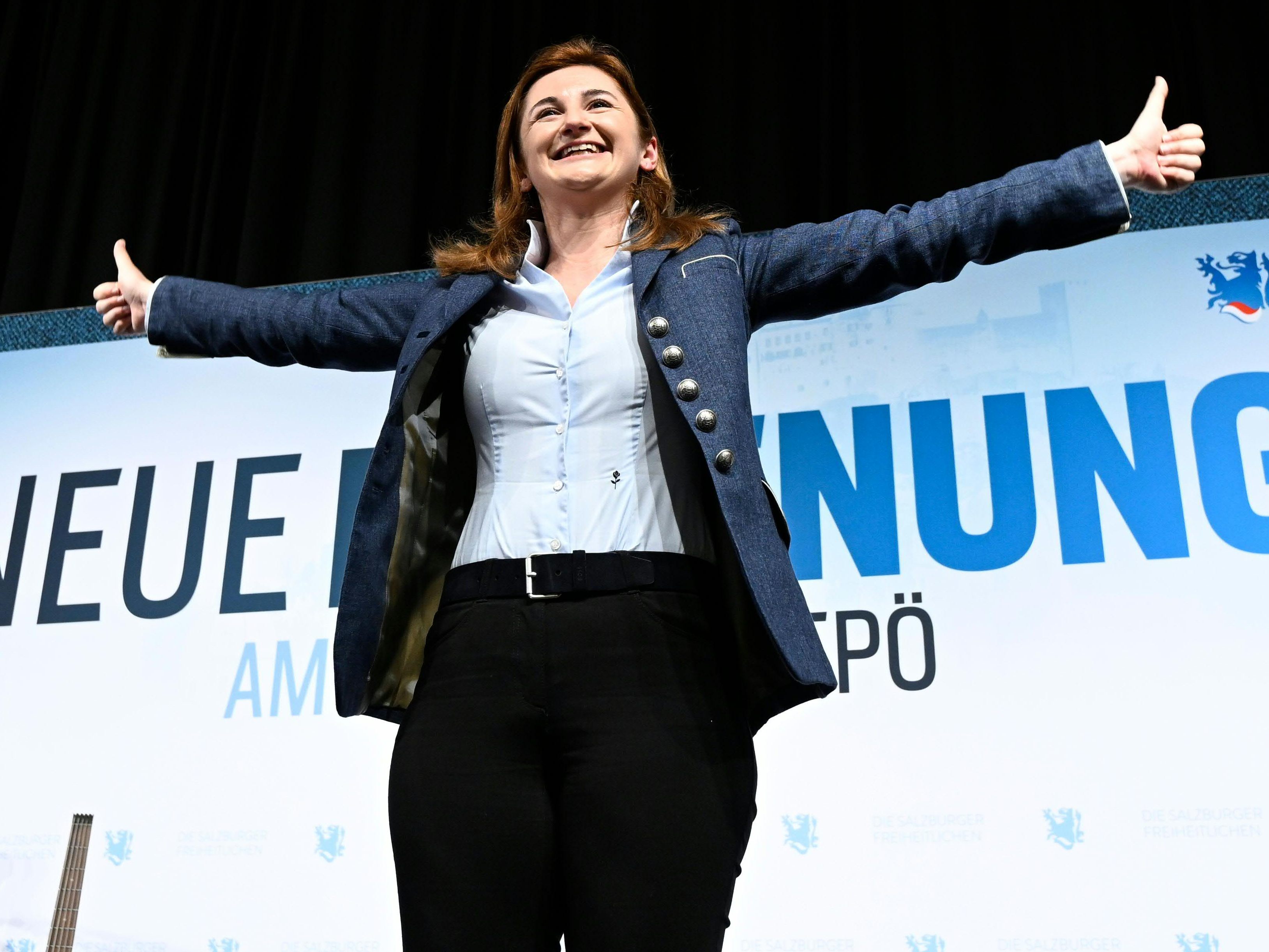 Marlene Svazek bei Wahlkampfabschluss zur Salzburg-Wahl.
