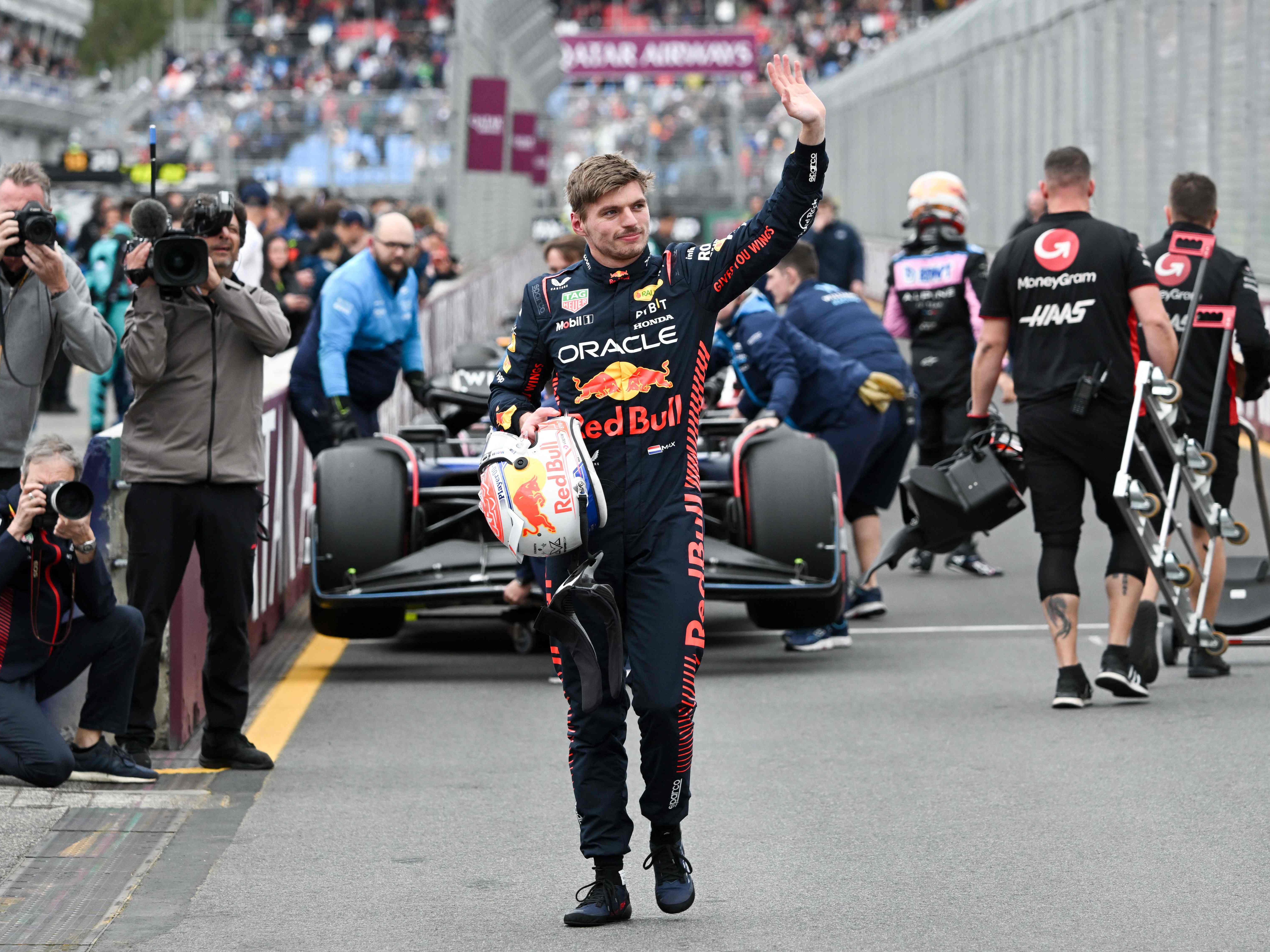 Verstappen rast auf den ersten Platz. Verstappen rast auf den ersten Platz.