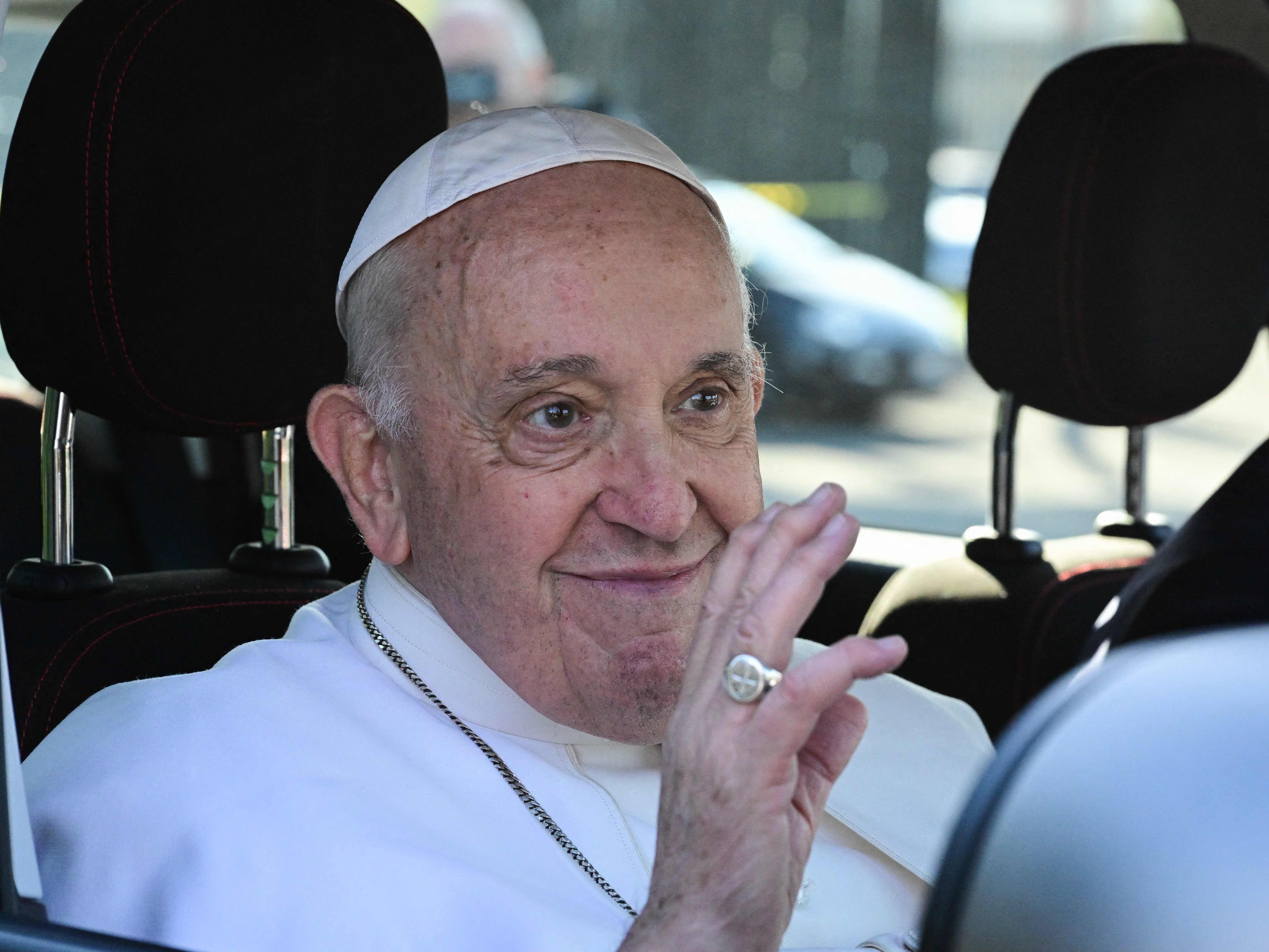 Papst Franziskus verzichtet auf Kreuzweg. Papst Franziskus verzichtet auf Kreuzweg.