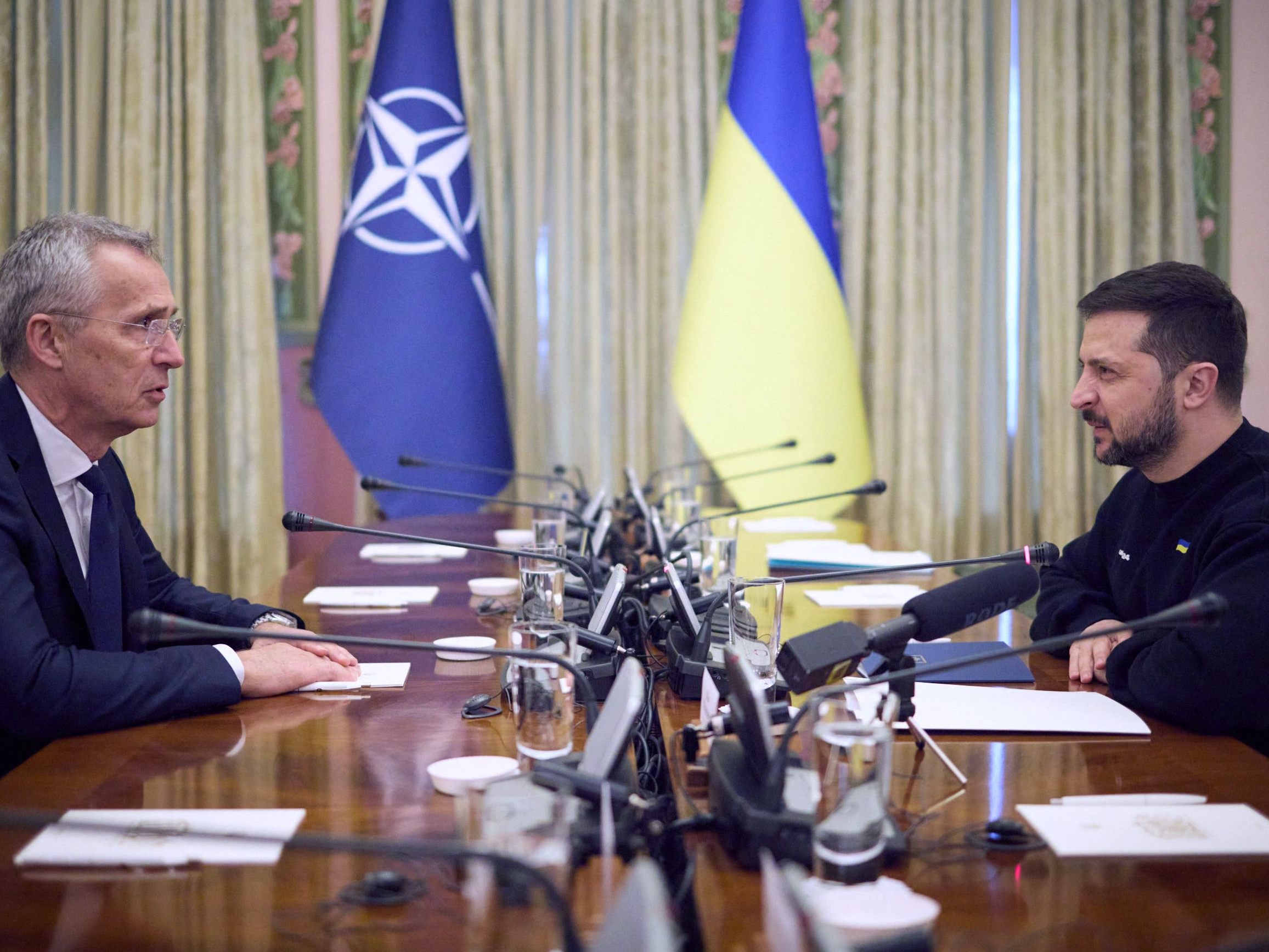 Der ukrainische Präsident Selenskyj fordert den NATO-Beitritt. Der ukrainische Präsident Selenskyj fordert den NATO-Beitritt.