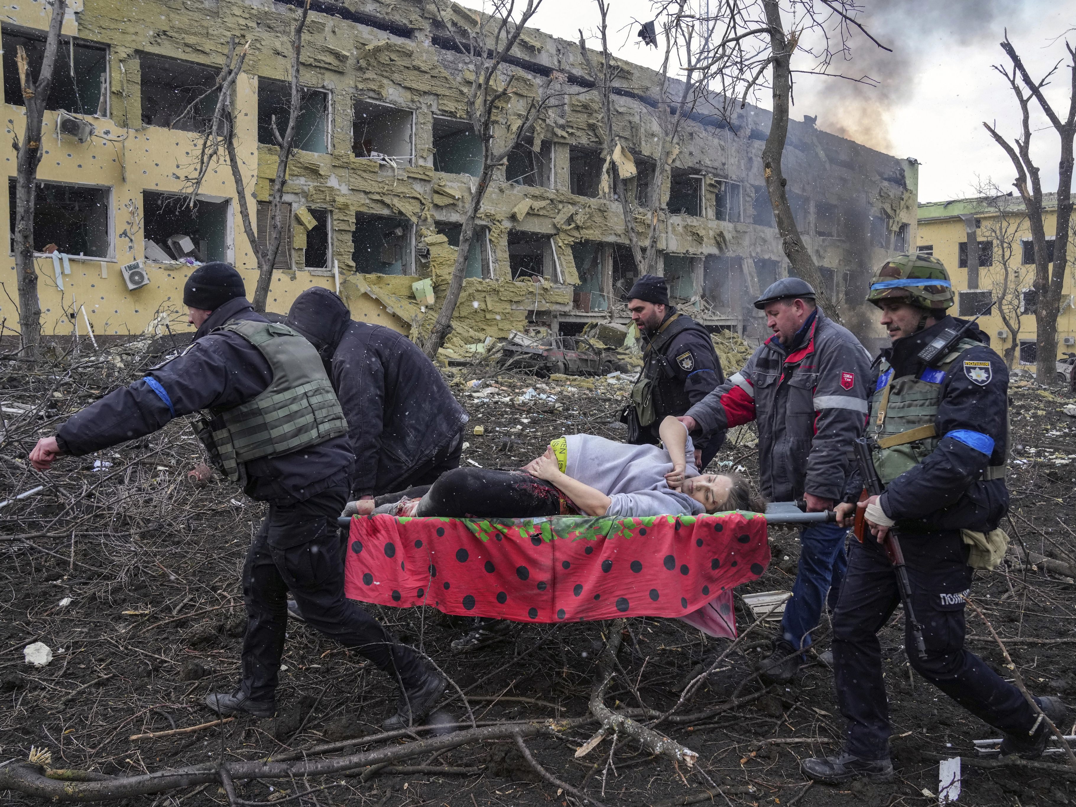 Das "World Press Photo" 2023 zeigt eine hochschwangere Frau, die aus einem zerstörten Spital in der Ukraine geborgen wurde. Das "World Press Photo" 2023 zeigt eine hochschwangere Frau, die aus einem zerstörten Spital in der Ukraine geborgen wurde.