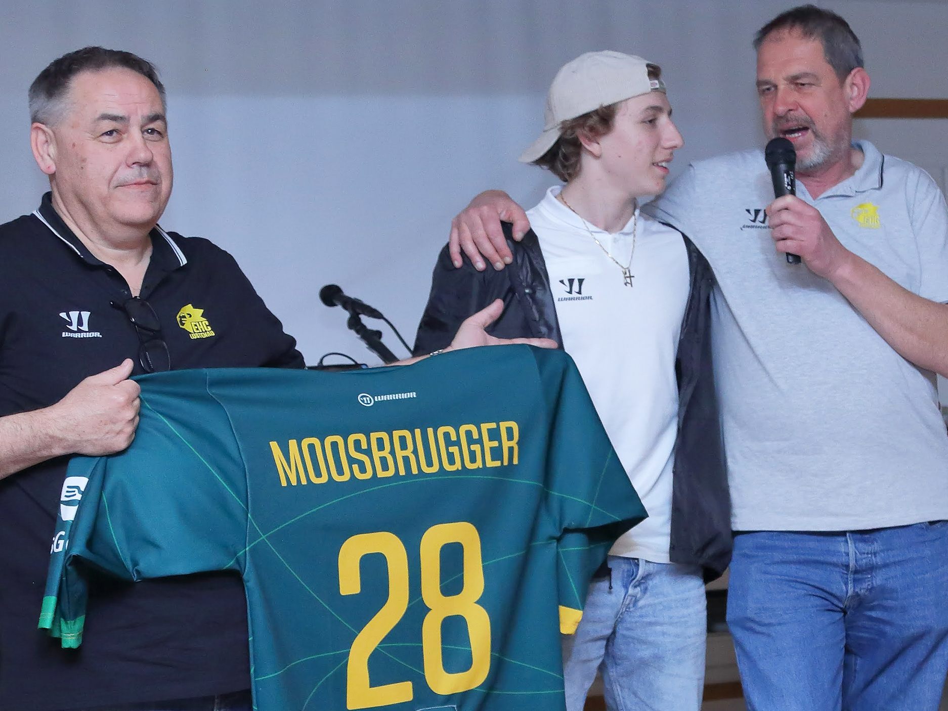 Die Dressenversteigerung war ein Höhepunkt an diesem Abend