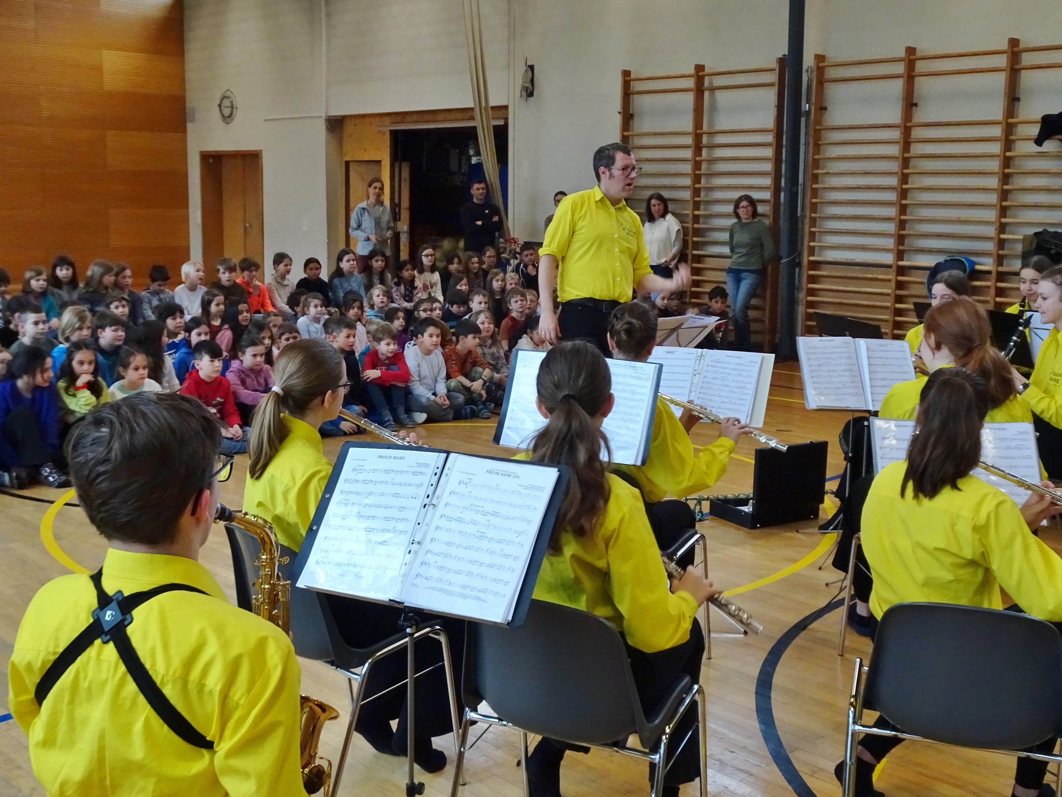 Reinhard Wohlgenannt und seine Musikanten von der Hatler Musig begeisterten die Kinder in der VS Leopold.
