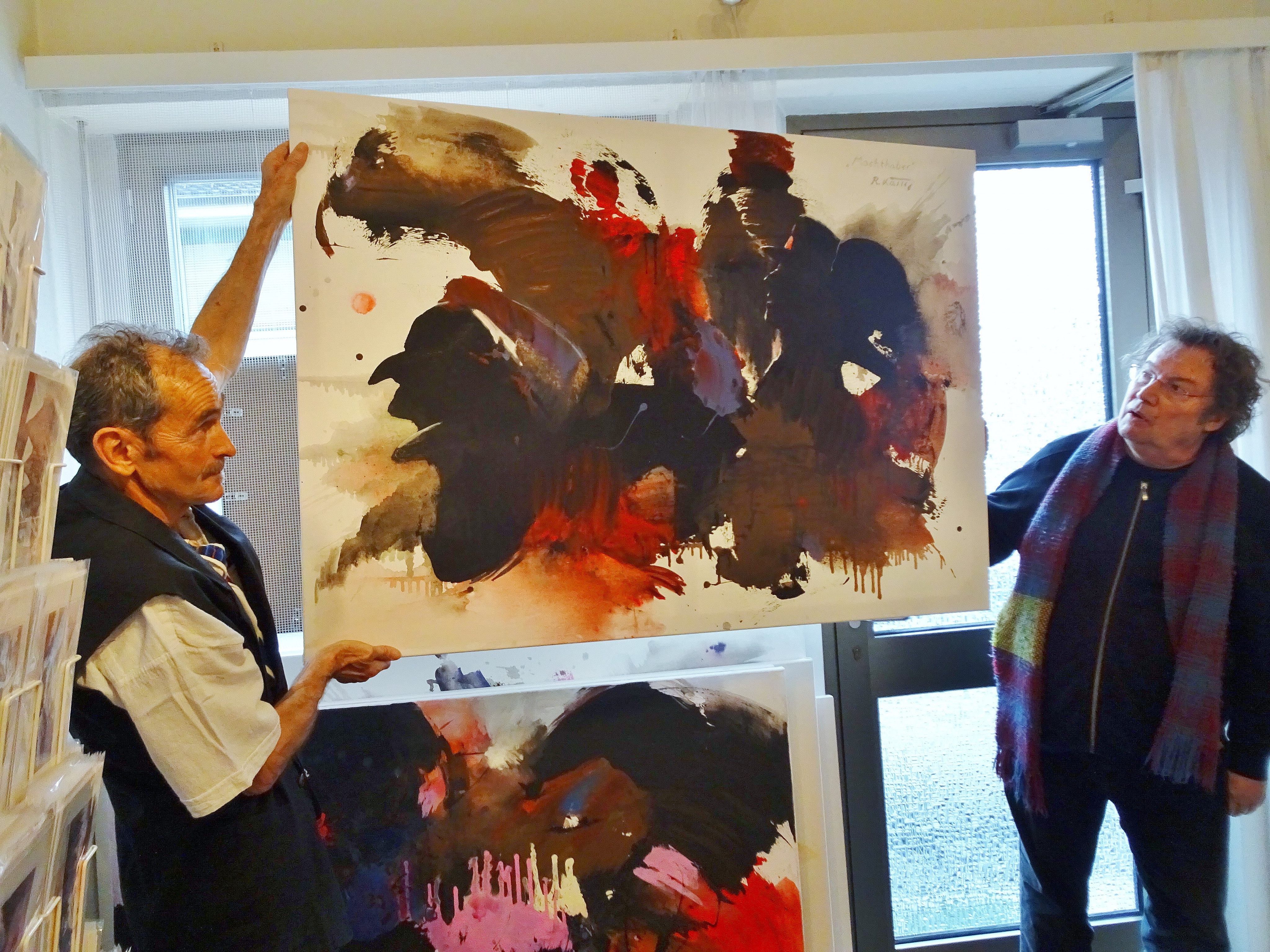 Künstler Rudolf Lässer (li.) und Vernissage-Redner Peter Niedermair zeigen das Werk "Machthaber". Künstler Rudolf Lässer (li.) und Vernissage-Redner Peter Niedermair zeigen das Werk "Machthaber".