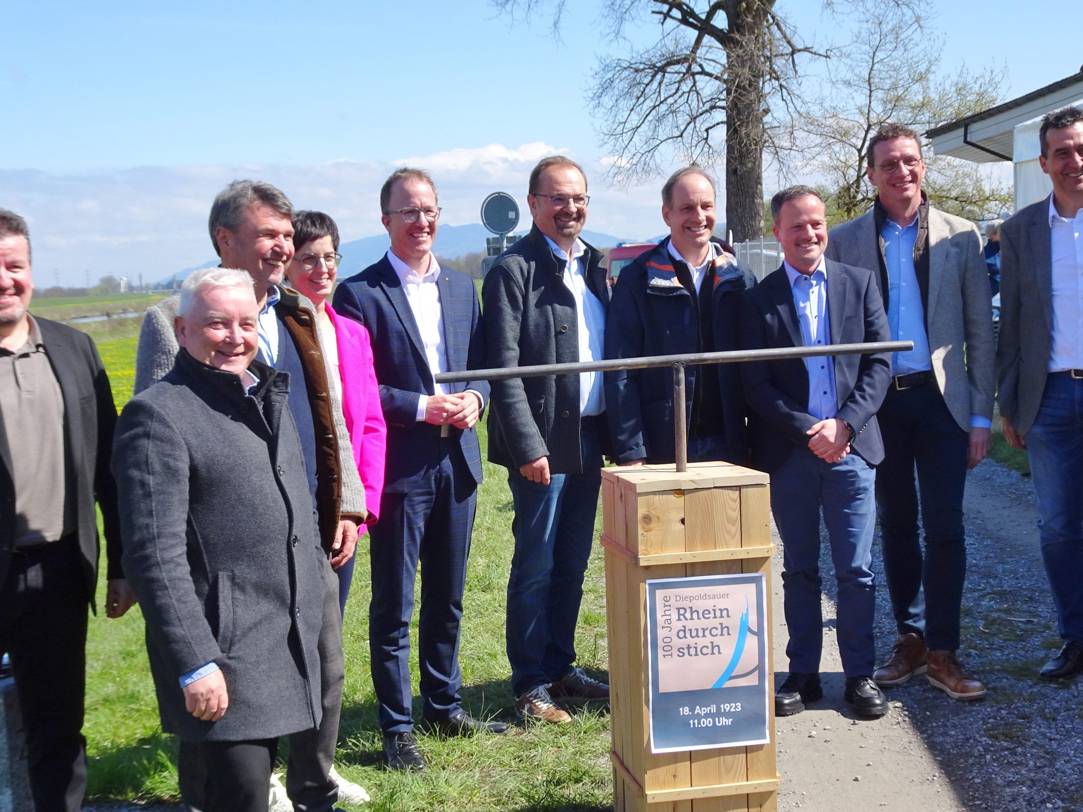 v. l. OK-Chef Carsten Zeiske (Gemeinderat Diepoldsau), Roland Wälter (Gemeindepräsident Diepoldsau), Bgm. Kurt Fischer (Lustenau), Susanne Hartmann (Regierungsrätin Kanton St. Gallen), LR Christian Gantner, Bgm. Rainer Siegele (Mäder), Bgm. Dieter Egger (Hohenems), Bruno Seelos (Gemeindepräsident Widnau), Bgm. Markus Giesinger (Altach), OK-Chef Patrick Spirig (Gemeinderat Diepoldsau) strahlten bei der Eröffnung der 100-Jahr-Jubiläumsfeierlichkeiten. v. l. OK-Chef Carsten Zeiske (Gemeinderat Diepoldsau), Roland Wälter (Gemeindepräsident Diepoldsau), Bgm. Kurt Fischer (Lustenau), Susanne Hartmann (Regierungsrätin Kanton St. Gallen), LR Christian Gantner, Bgm. Rainer Siegele (Mäder), Bgm. Dieter Egger (Hohenems), Bruno Seelos (Gemeindepräsident Widnau), Bgm. Markus Giesinger (Altach), OK-Chef Patrick Spirig (Gemeinderat Diepoldsau) strahlten bei der Eröffnung der 100-Jahr-Jubiläumsfeierlichkeiten.