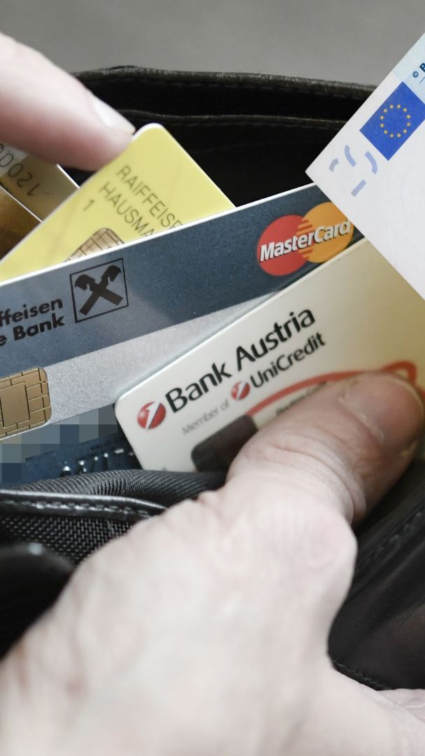 Die heimischen Banken heben ihre Gebühren deutlich an.