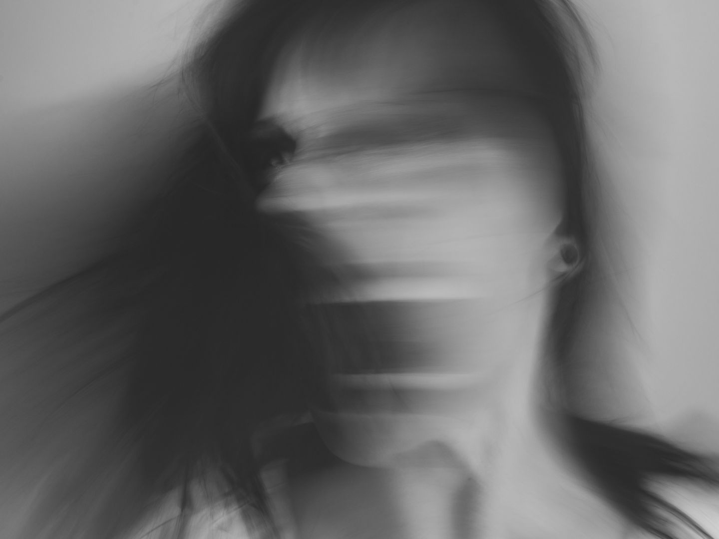 Als die schreiende Frau auf die Polizisten losging, wurde sie festgenommen. Als die schreiende Frau auf die Polizisten losging, wurde sie festgenommen.