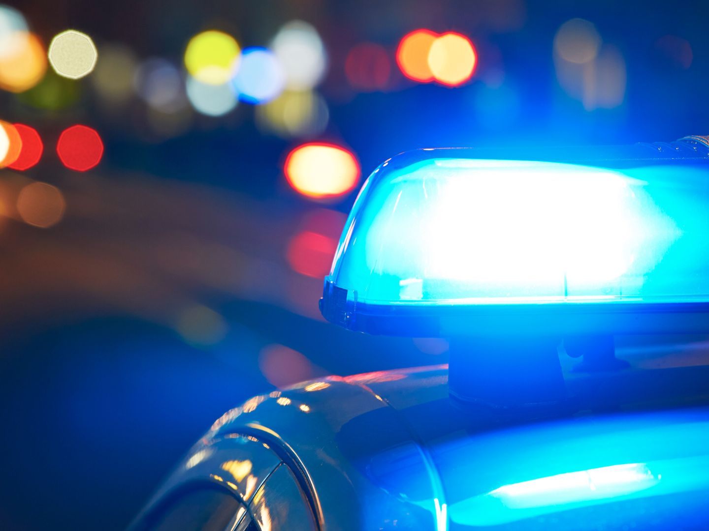 Ein Pkw-Lenker landete auf der Flucht vor der Polizei in einem Fluss.