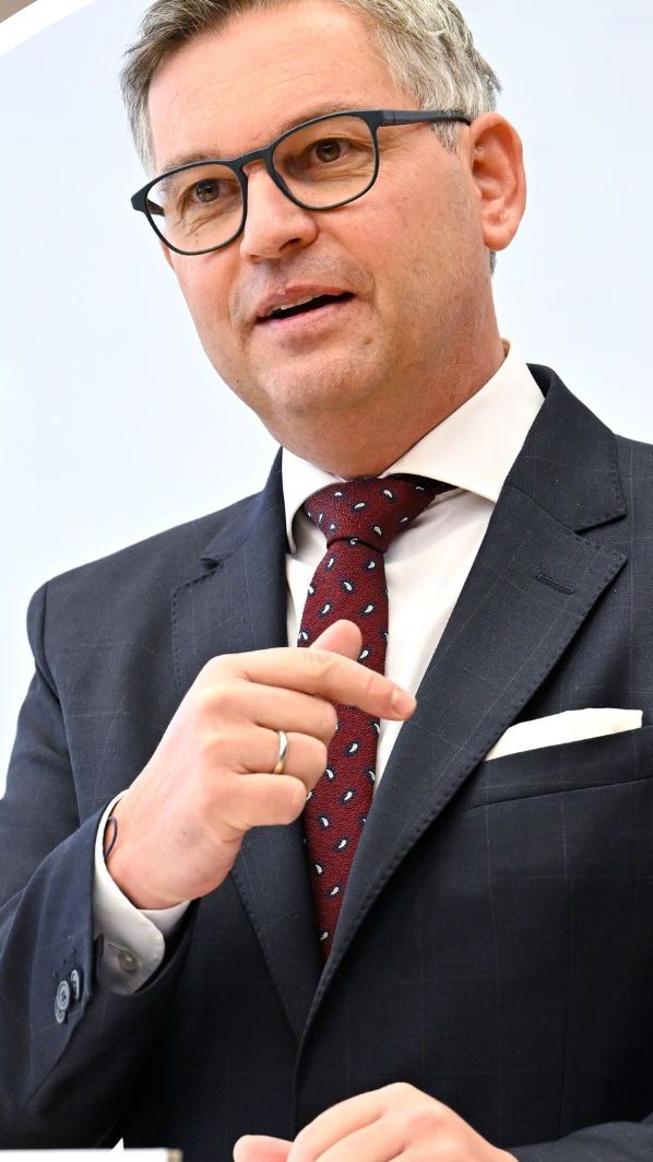 Finanzminister Magnus Brunner (ÖVP) verteidigt die Maßnahmen der Regierung gegen die Teuerung.