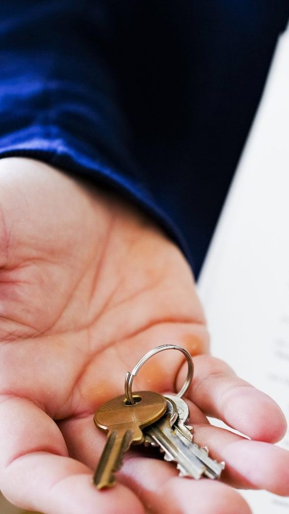 Der Wohnschirm der Regierung unterstütze bislang über 13.000 Personen mit rund 15 Millionen Euro.