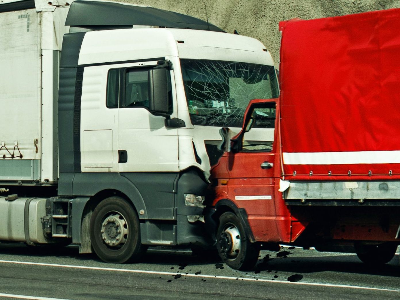 Bei einer Lkw-Kollision in Wien-Donaustadt wurde ein 21-Jähriger verletzt. Bei einer Lkw-Kollision in Wien-Donaustadt wurde ein 21-Jähriger verletzt.