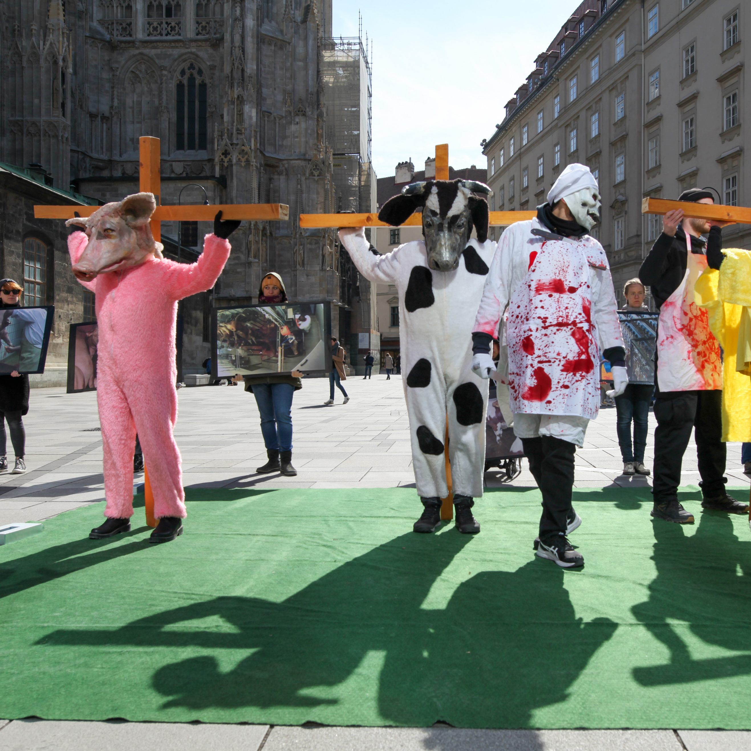 Mit seiner Kreuzweg-Aktion am Wiener Stephansplatz wollte der VGT auf das Leid von Hung, Schwein und Rindern in Mastbetrieben aufmerksam machen.