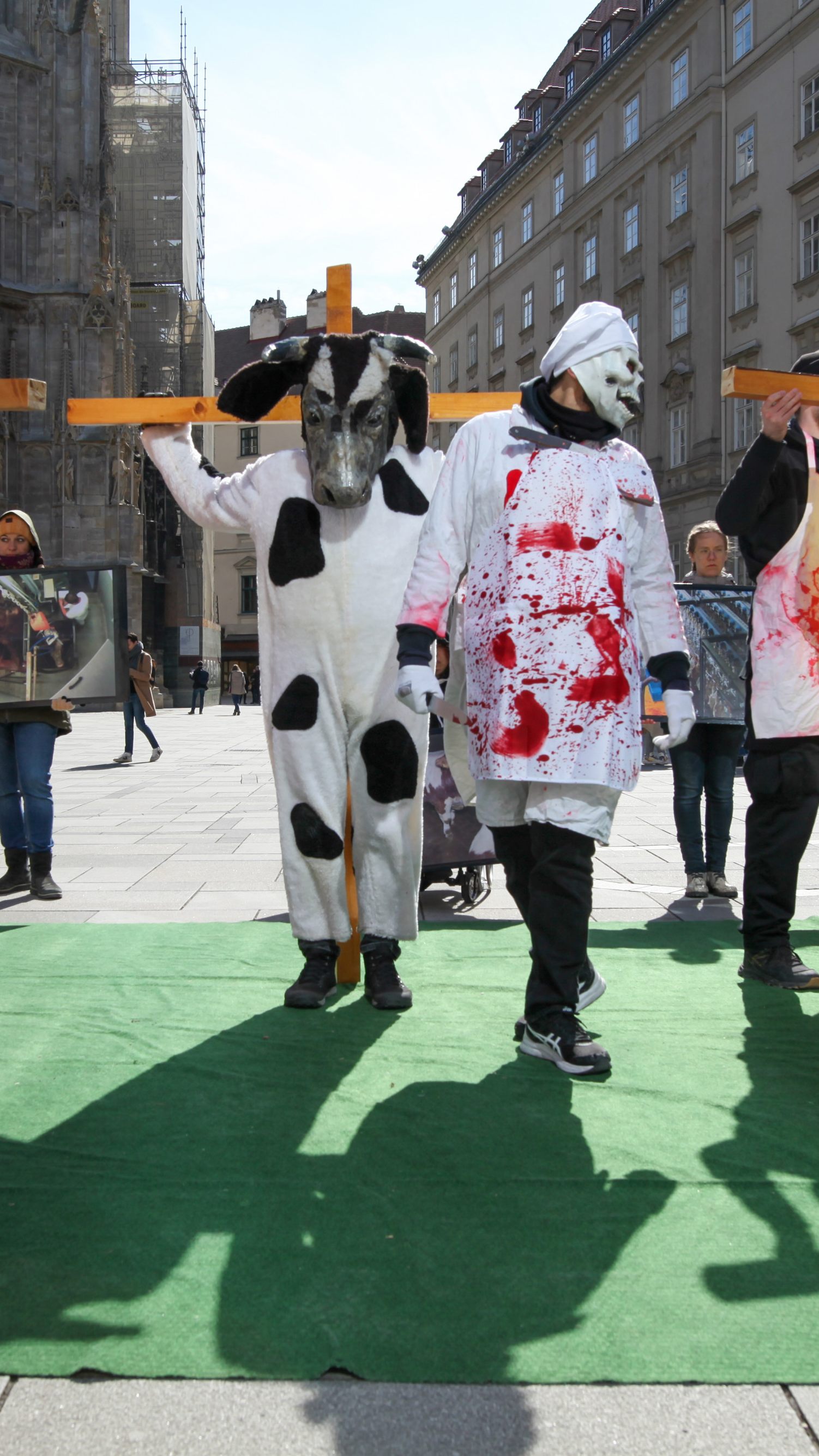 Mit seiner Kreuzweg-Aktion am Wiener Stephansplatz wollte der VGT auf das Leid von Hung, Schwein und Rindern in Mastbetrieben aufmerksam machen.