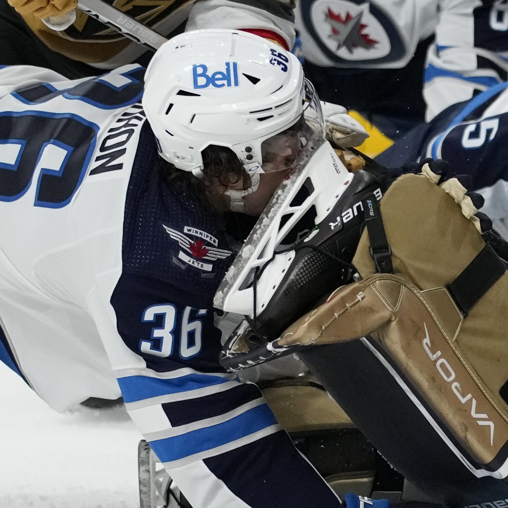 Der Moment, als Morgan Barron von der Kufe seines Gegners im Gesicht schwer verletzt wird.