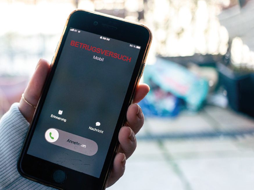 Eine falsche Staatsanwältin forderte via Telefon von einer 86-Jährigen Schmuck als Kaution. Eine falsche Staatsanwältin forderte via Telefon von einer 86-Jährigen Schmuck als Kaution.