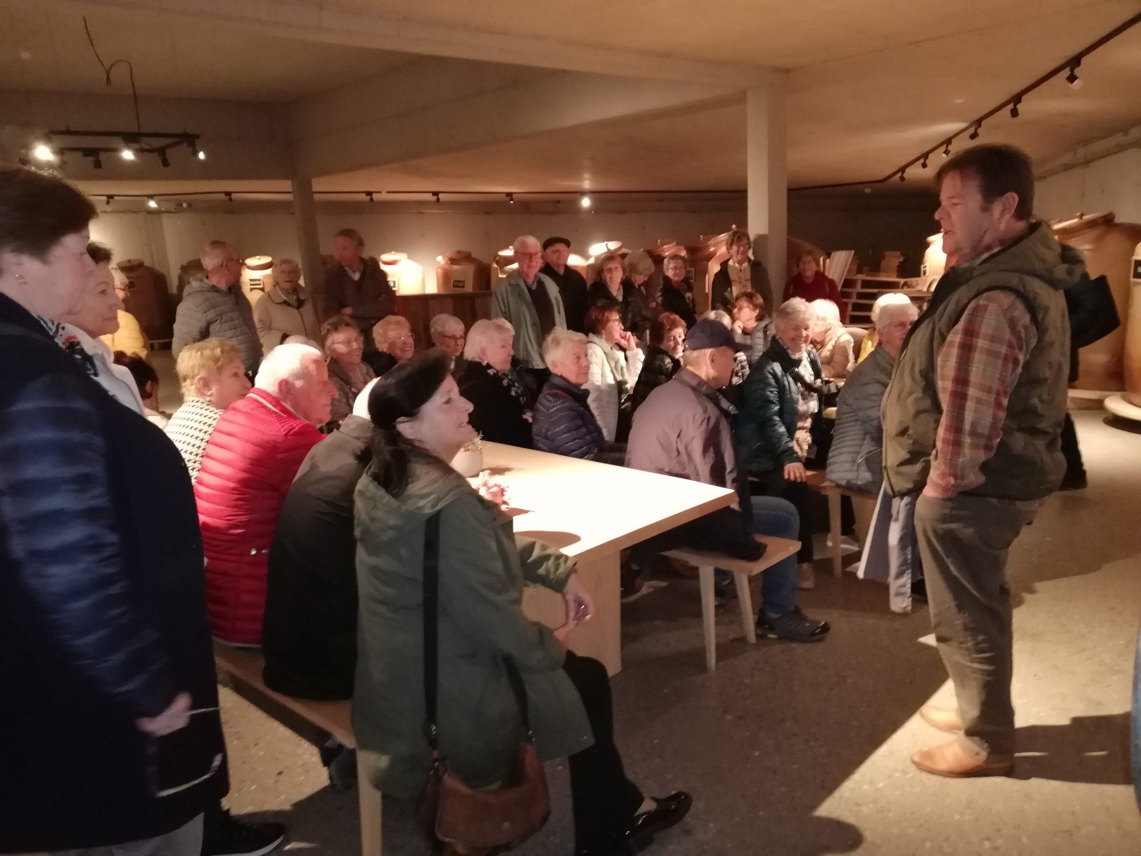 Die Senior*innen lauschen den Ausführungen des Brennmeisters Die Senior*innen lauschen den Ausführungen des Brennmeisters