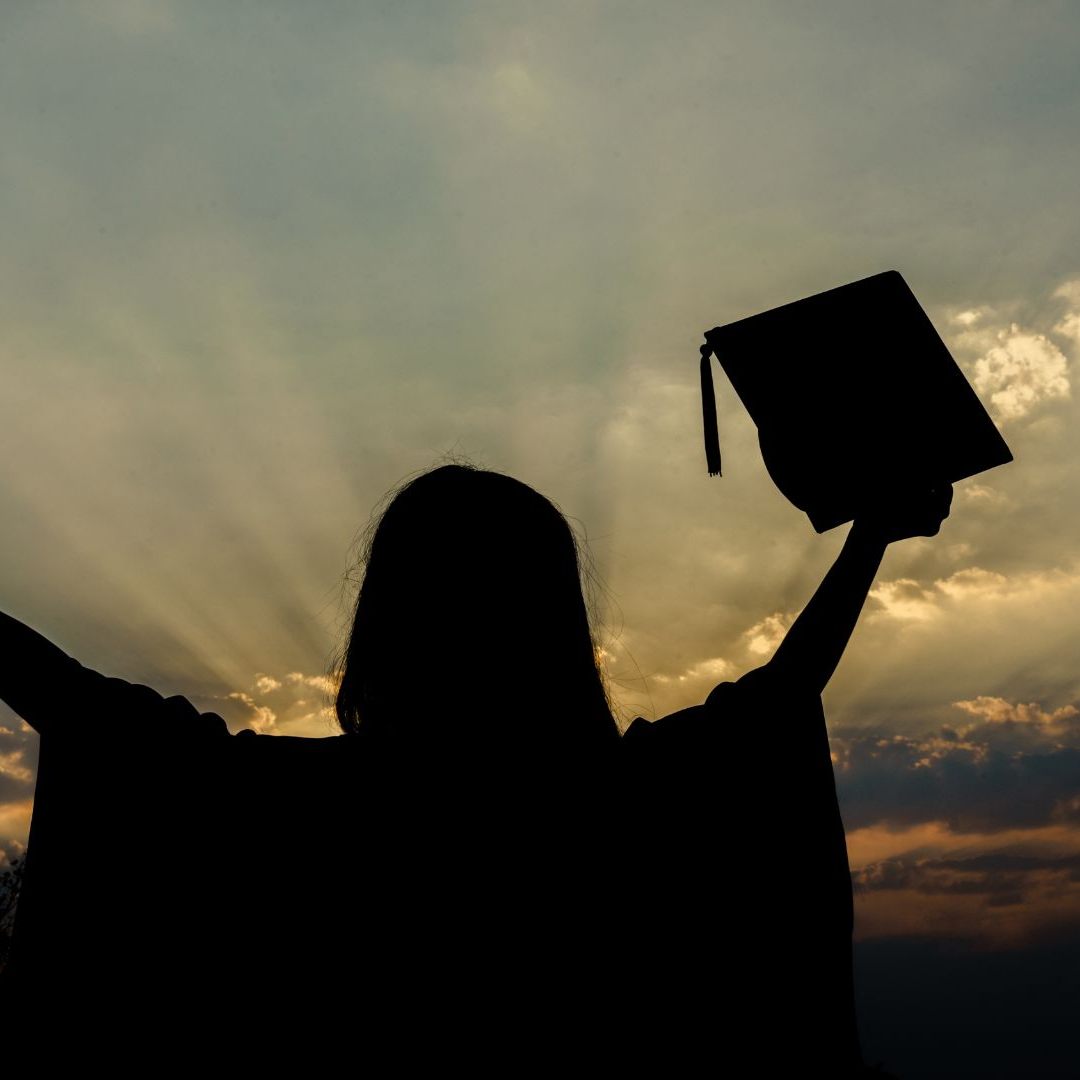 Uni-Absolventen finden in der Regel schnell einen Job und verdienen gut.