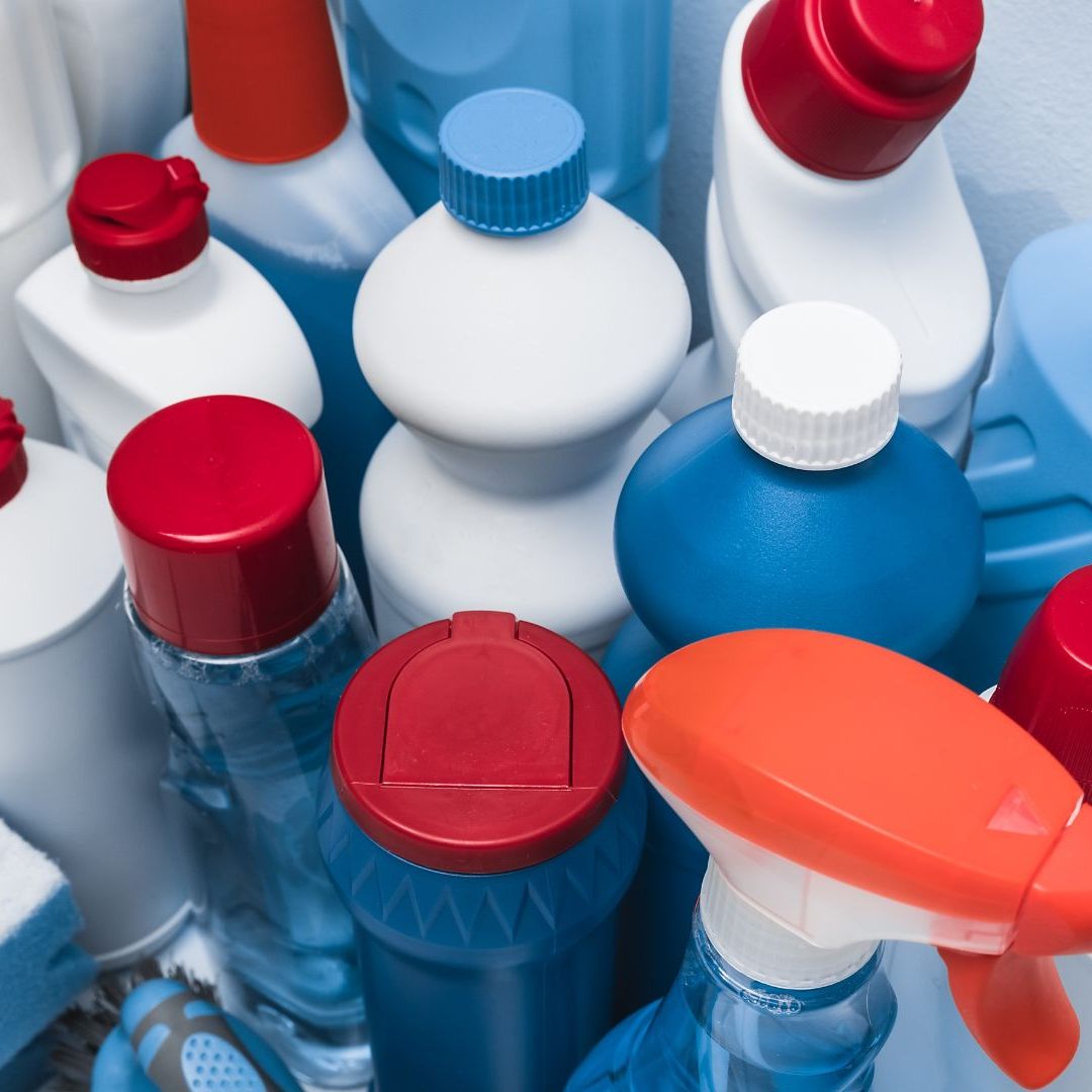 Zwei Drittel aller im Handel käuflichen Reinigungsmittel enthalten gefährliche Chemikalien.