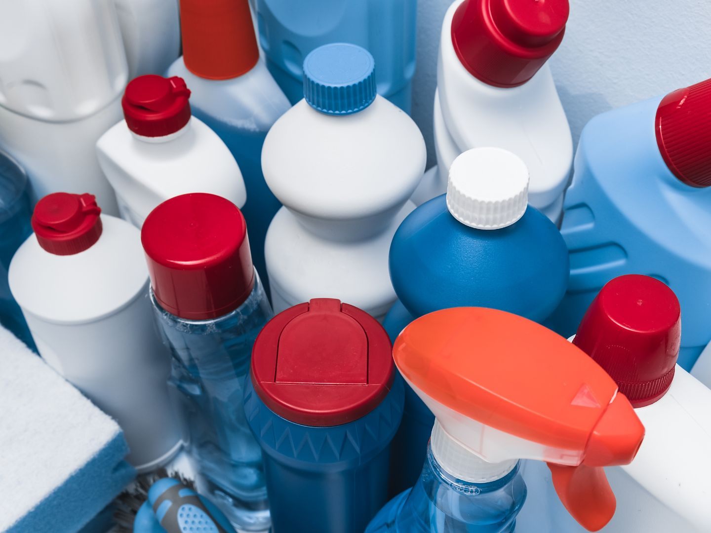 Zwei Drittel aller im Handel käuflichen Reinigungsmittel enthalten gefährliche Chemikalien.
