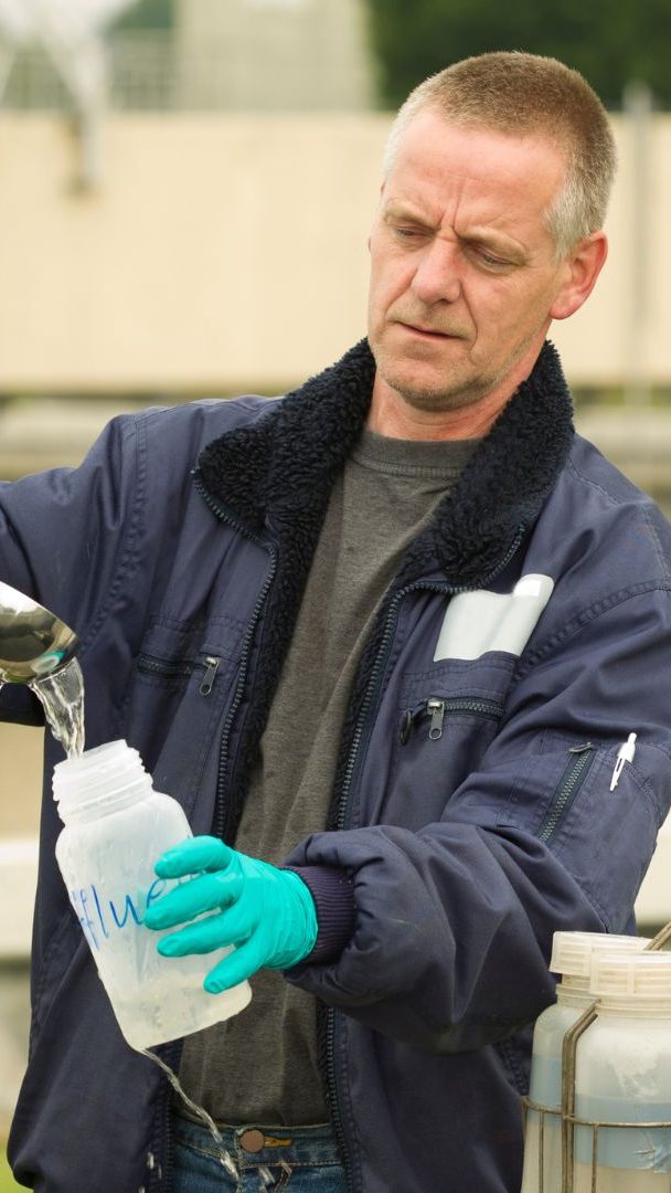 Bevor das Abwasser die Kläranlage durchläuft, werden durch das "CSI Abwasser"-Team Proben genommen.