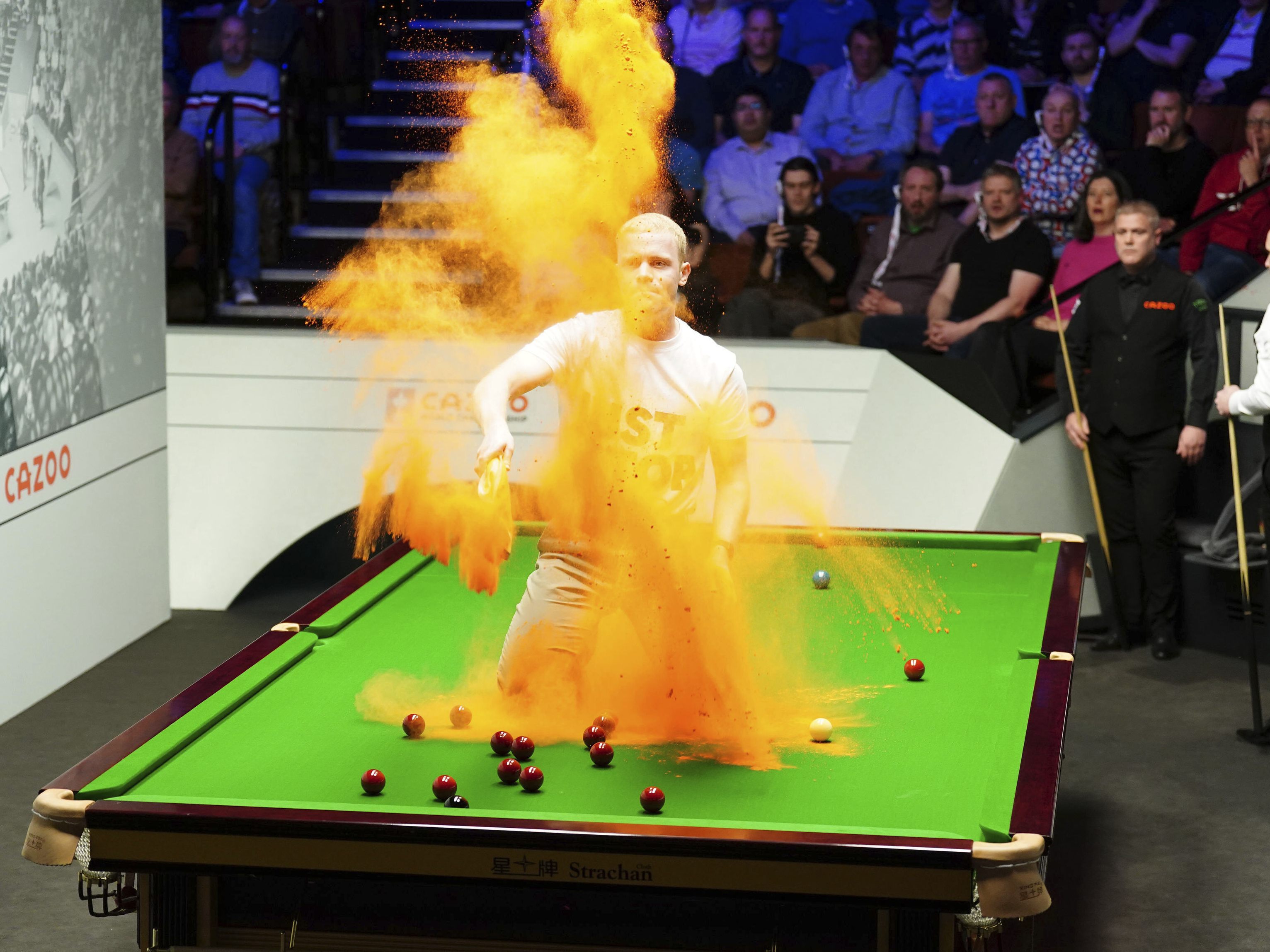 Klima-Aktivisten störten die Snooker-WM mit einer Aktion. Klima-Aktivisten störten die Snooker-WM mit einer Aktion.