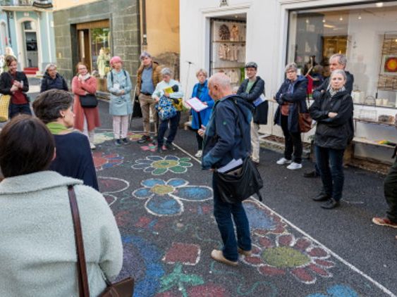 Die Stadtspaziergänge führen zu Orten, die eng mit Schule, Pflege, Landwirtschaft, Wehrhaftigkeit usw. verknüpft sind. (Foto: Jürgen Gorbach, AK) Die Stadtspaziergänge führen zu Orten, die eng mit Schule, Pflege, Landwirtschaft, Wehrhaftigkeit usw. verknüpft sind. (Foto: Jürgen Gorbach, AK)