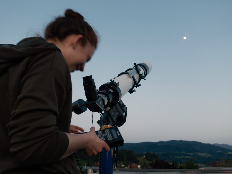 In leistungsfähigen Fernrohren ist der Mond detailliert zu sehen. In leistungsfähigen Fernrohren ist der Mond detailliert zu sehen.