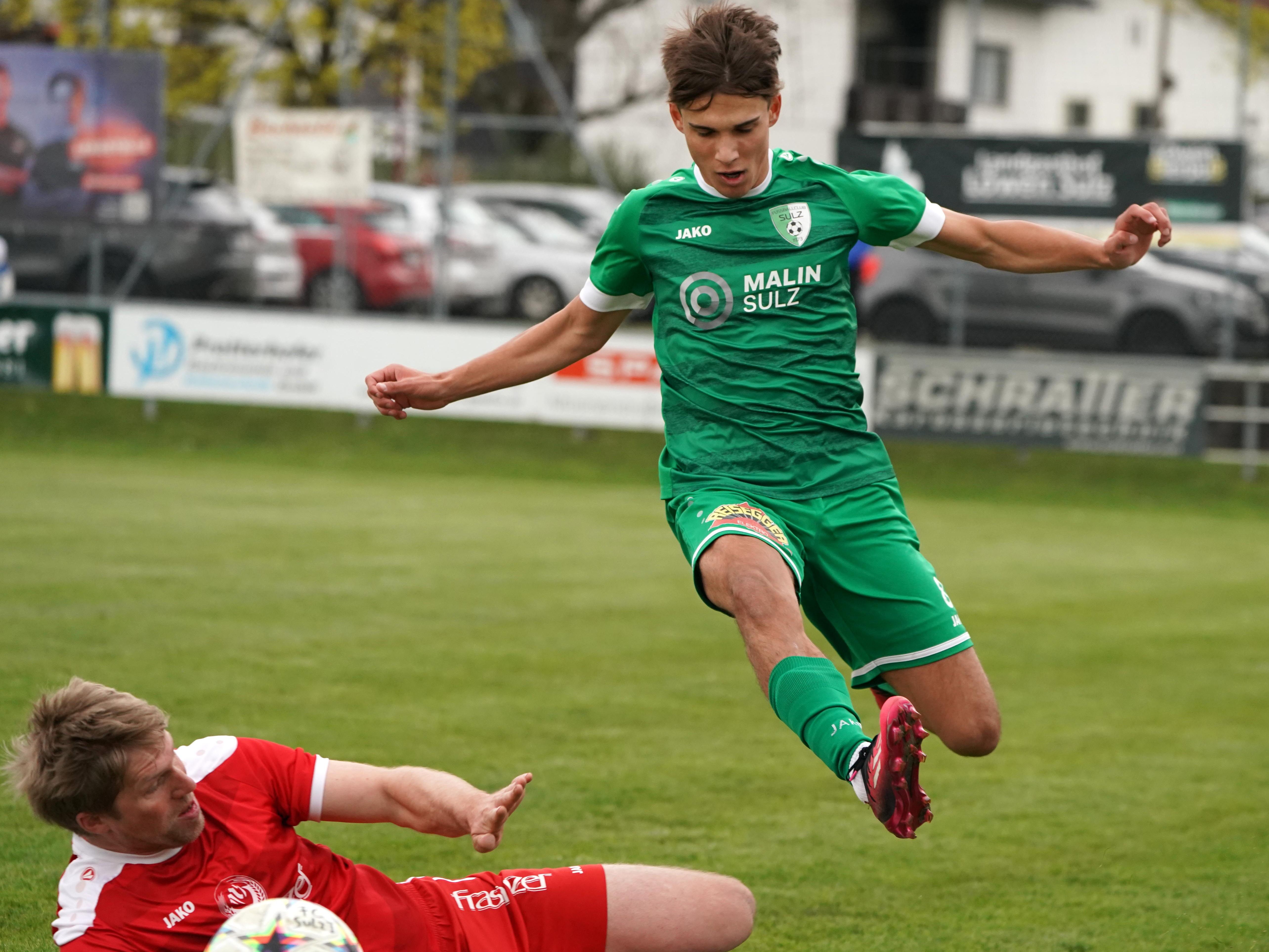 Florian Domig mit vorbildlichem Einsatz gegen Rochus Schallert