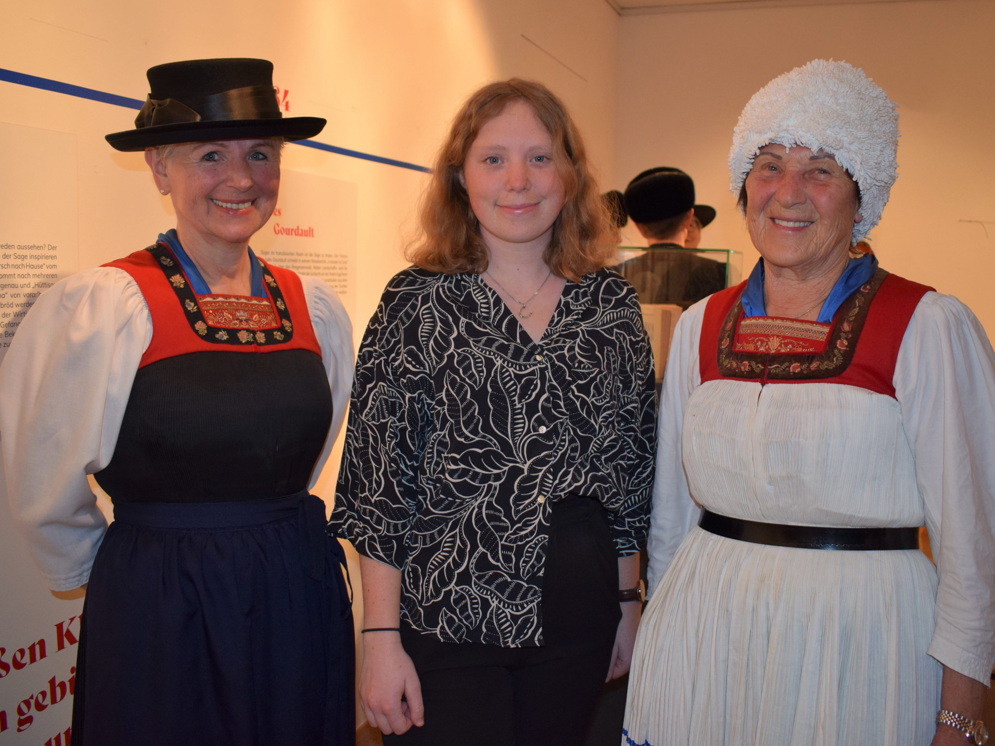 Freude über die gelungene Ausstellung: Hedi Zengerle, Ausstellungsgestalterin Anna-Katharina Hammerer und Mikle Steurer. Freude über die gelungene Ausstellung: Hedi Zengerle, Ausstellungsgestalterin Anna-Katharina Hammerer und Mikle Steurer.