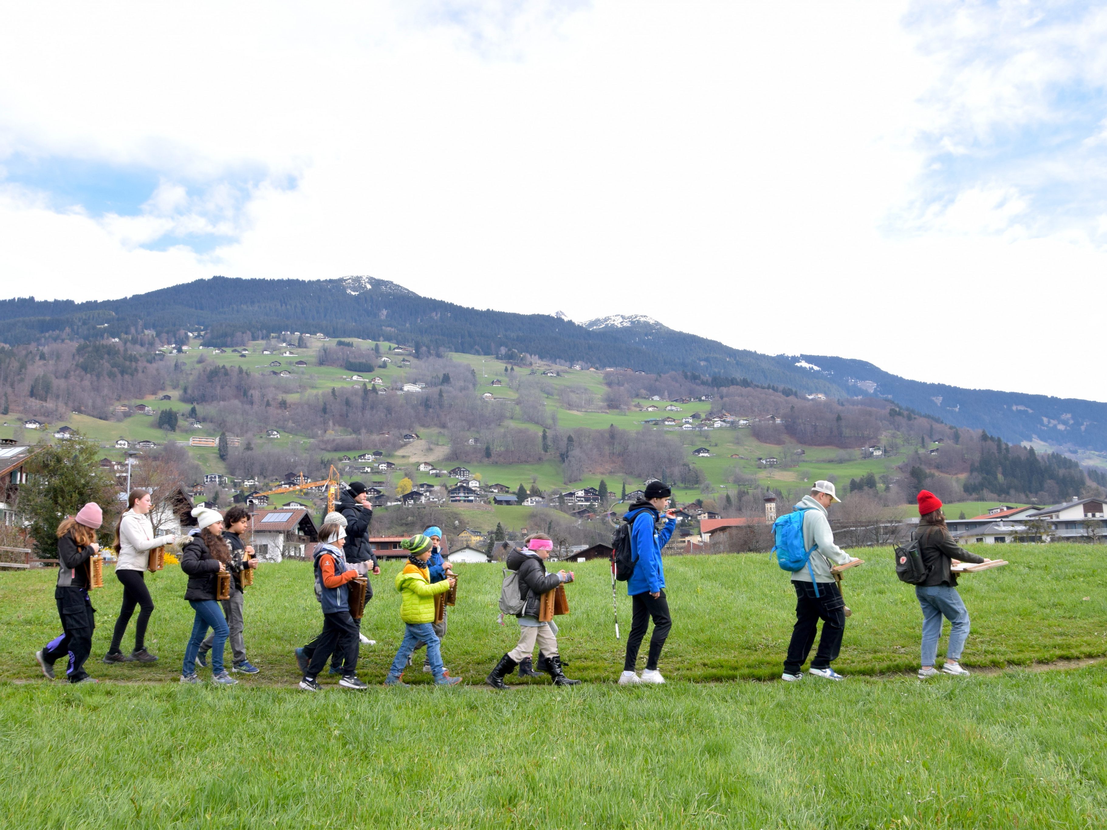 Schrunser Rätschner unterwegs in ihrer Heimatgemeinde, zwischen Feldweg und Wagenweg Schrunser Rätschner unterwegs in ihrer Heimatgemeinde, zwischen Feldweg und Wagenweg