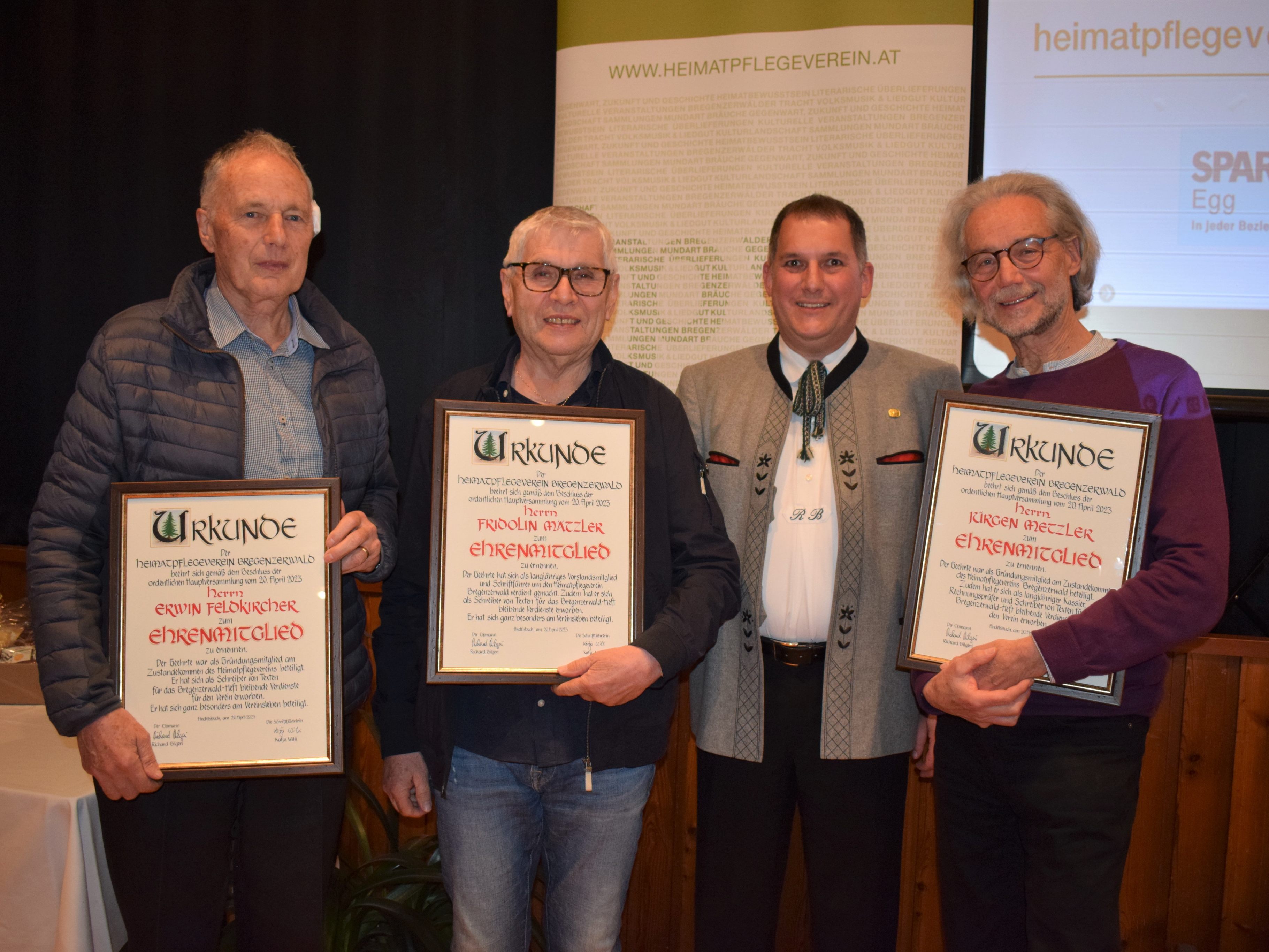 Obmann Richard Bilgeri überreichte die Ehrenurkunden an Jürgen Metzler, Fridolin Mätzler und Erwin Feldkircher.