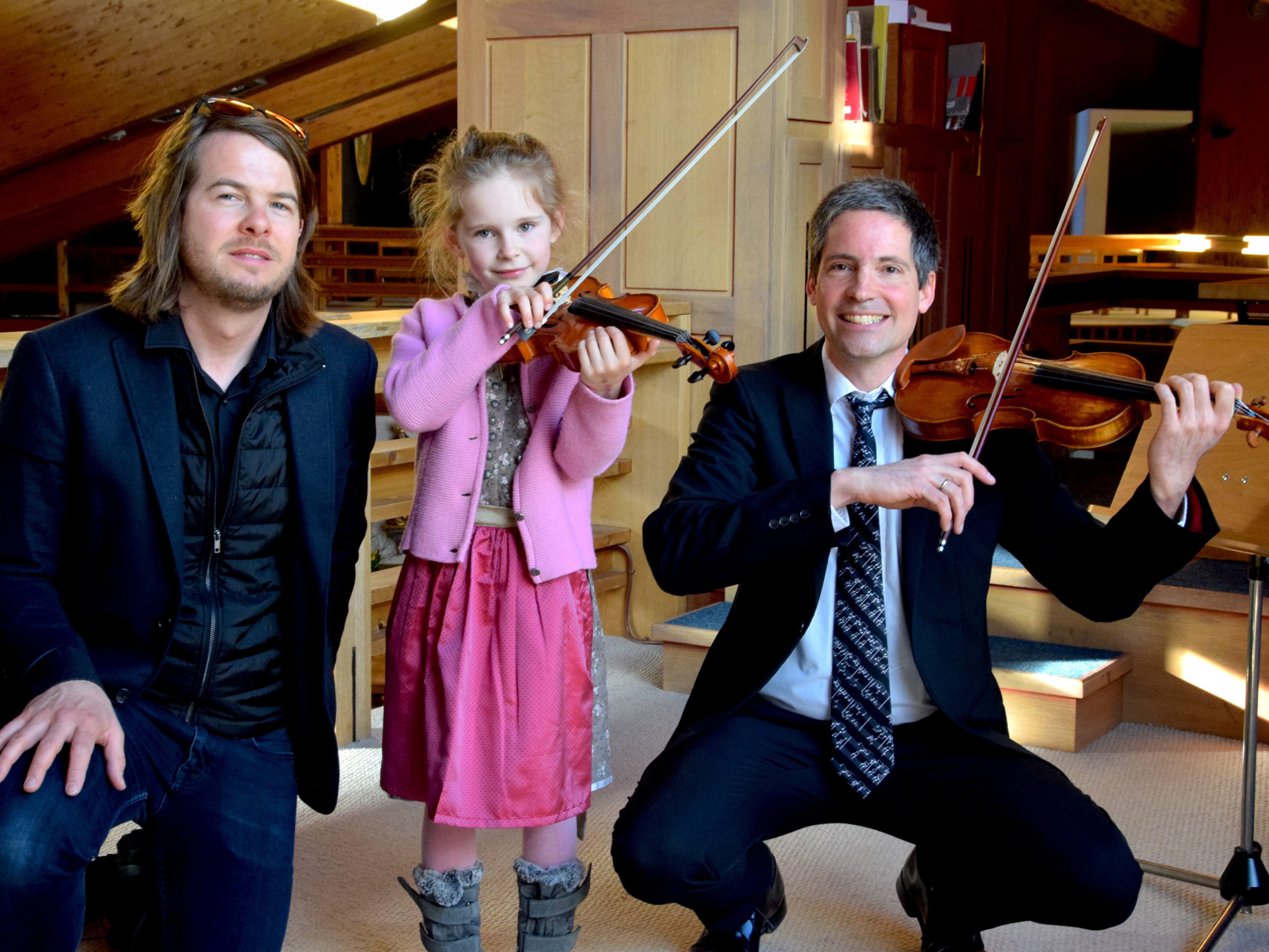 Organist Otto Stundner und Musikschullehrer Andreas Madlener mit seiner Tochter Alia-Elin