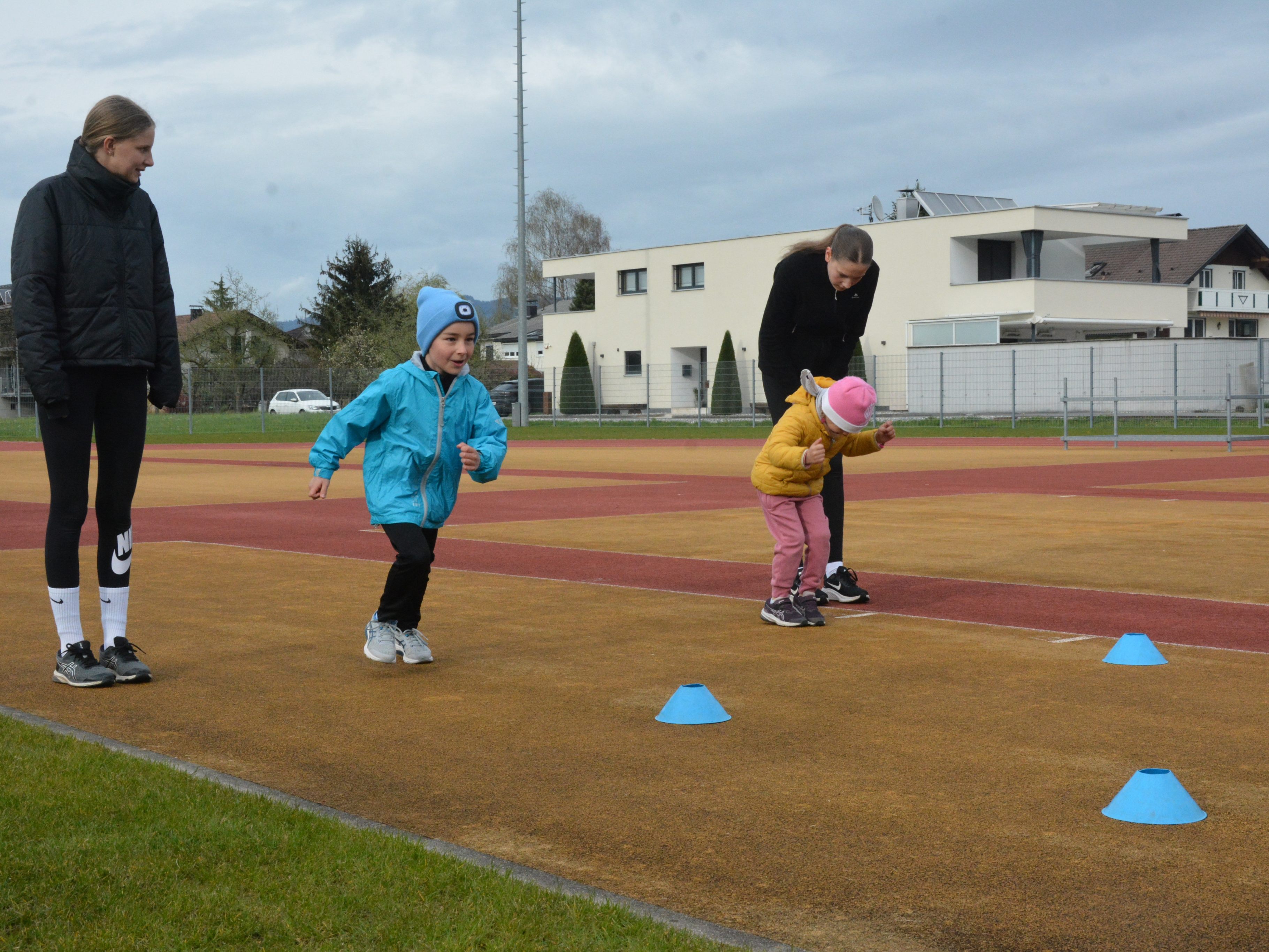 Seit dieser Woche trainieren alle Leichtathletikgruppen der Turnerschaft Jahn wieder im Parkstadion. Seit dieser Woche trainieren alle Leichtathletikgruppen der Turnerschaft Jahn wieder im Parkstadion.