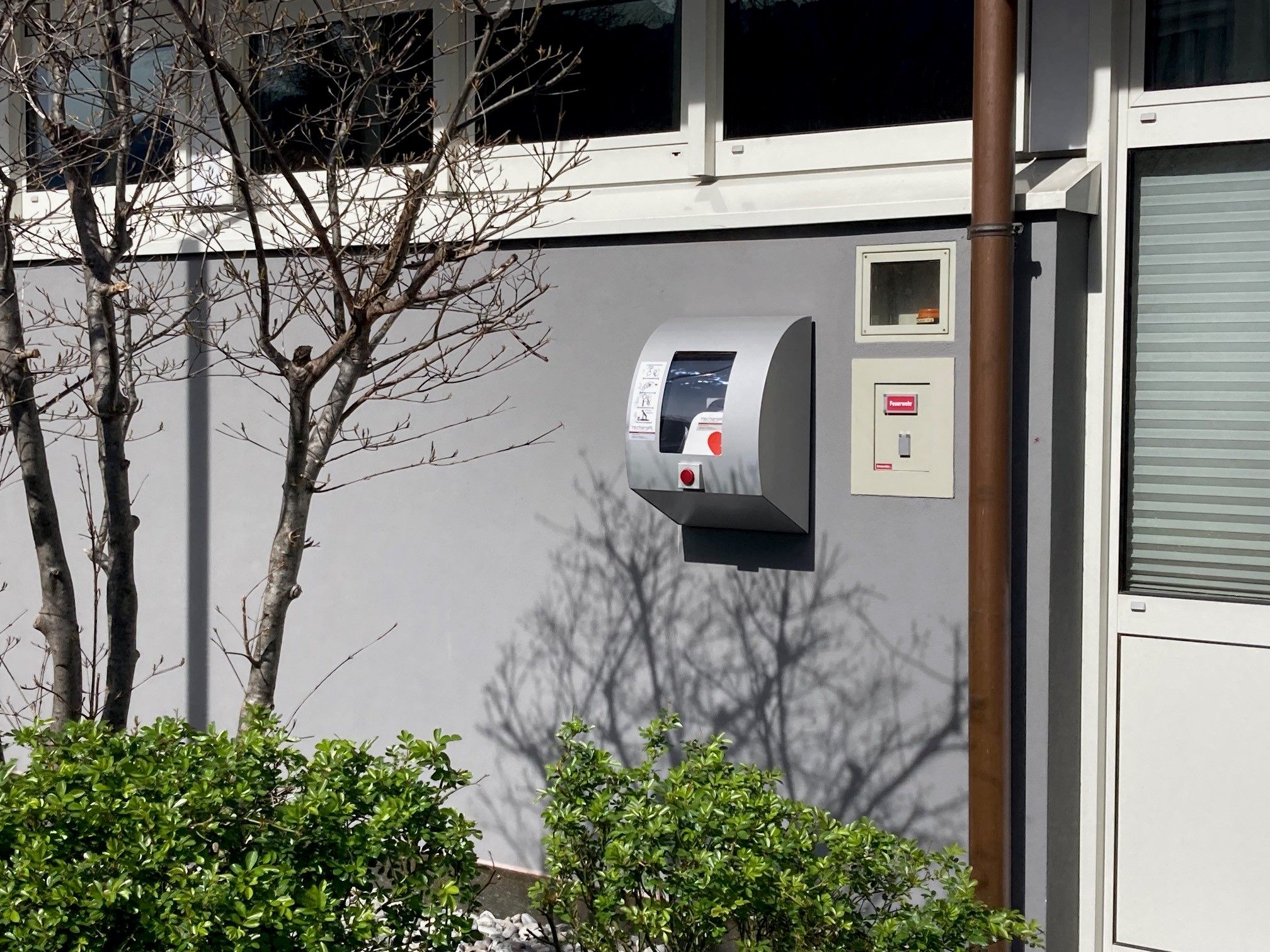 Die Anwendung des Defibrillators ist einfach – falsch ist nur, nichts zu tun! Die Anwendung des Defibrillators ist einfach – falsch ist nur, nichts zu tun!