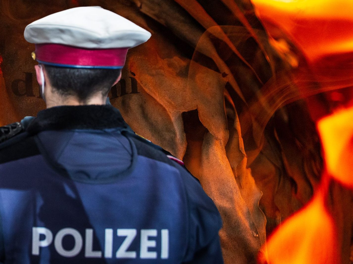 Die Polizei ist auf der Suche nach dem Brandstifter. Die Polizei ist auf der Suche nach dem Brandstifter.