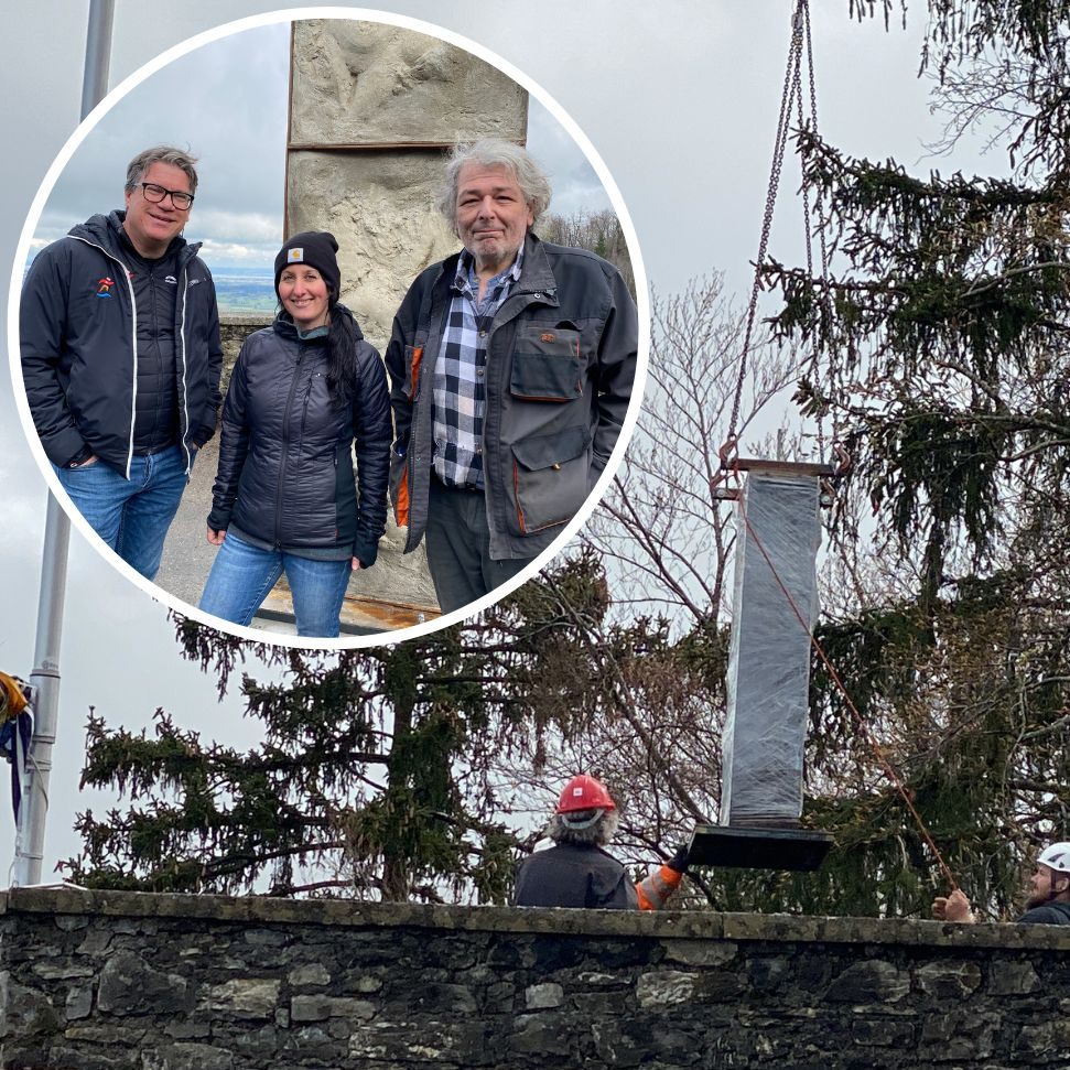 Eine neue Skulptur wurde per Hubschrauber in die Ruine gebracht.