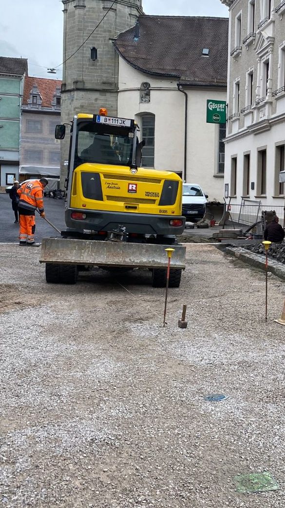 Die Pflastersteine werden angebracht.