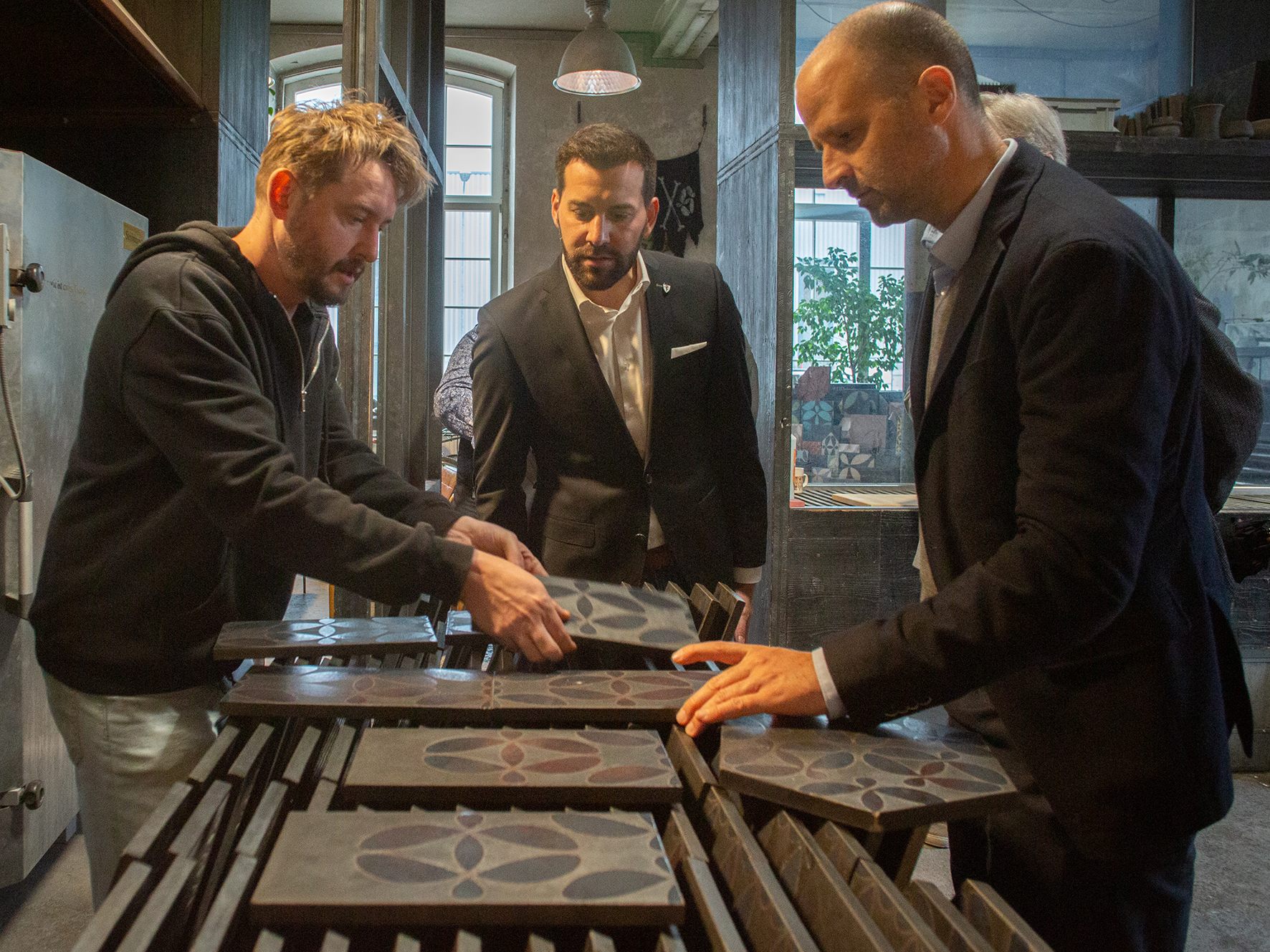 Wirtschaftslandesrat Marco Tittler, Wirtschaftskammerpräsident Wilfried Hopfner und der Bludenzer Bürgermeister Simon Tschann besichtigen die "Fabrik Klarenbrunn". Wirtschaftslandesrat Marco Tittler, Wirtschaftskammerpräsident Wilfried Hopfner und der Bludenzer Bürgermeister Simon Tschann besichtigen die "Fabrik Klarenbrunn".