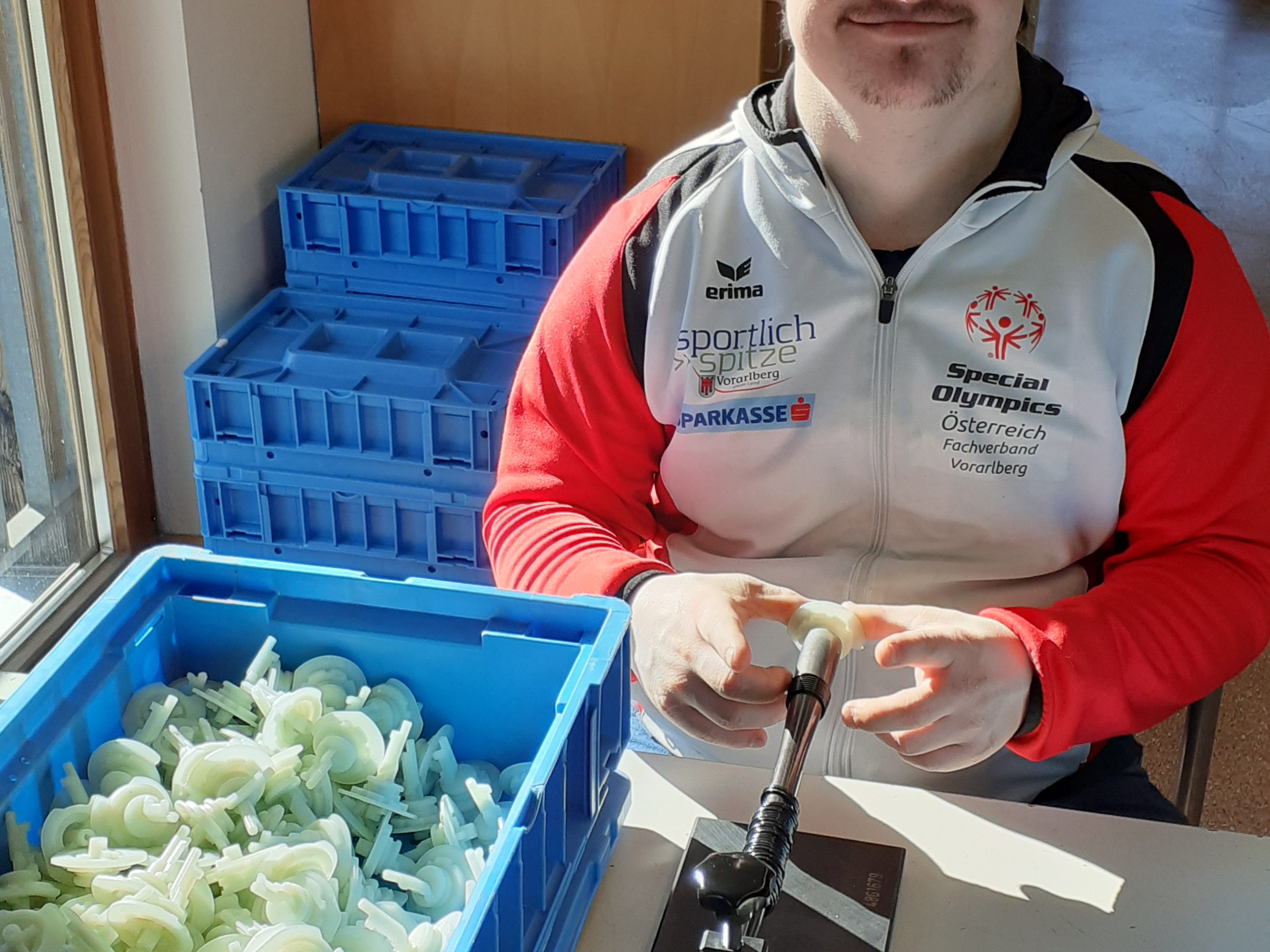 Simon Zudrell arbeitet in der Werkstätte Montafon.