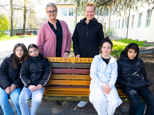 Das „Freunde Bänkle“ vor der Volksschule Rieden Das „Freunde Bänkle“ vor der Volksschule Rieden